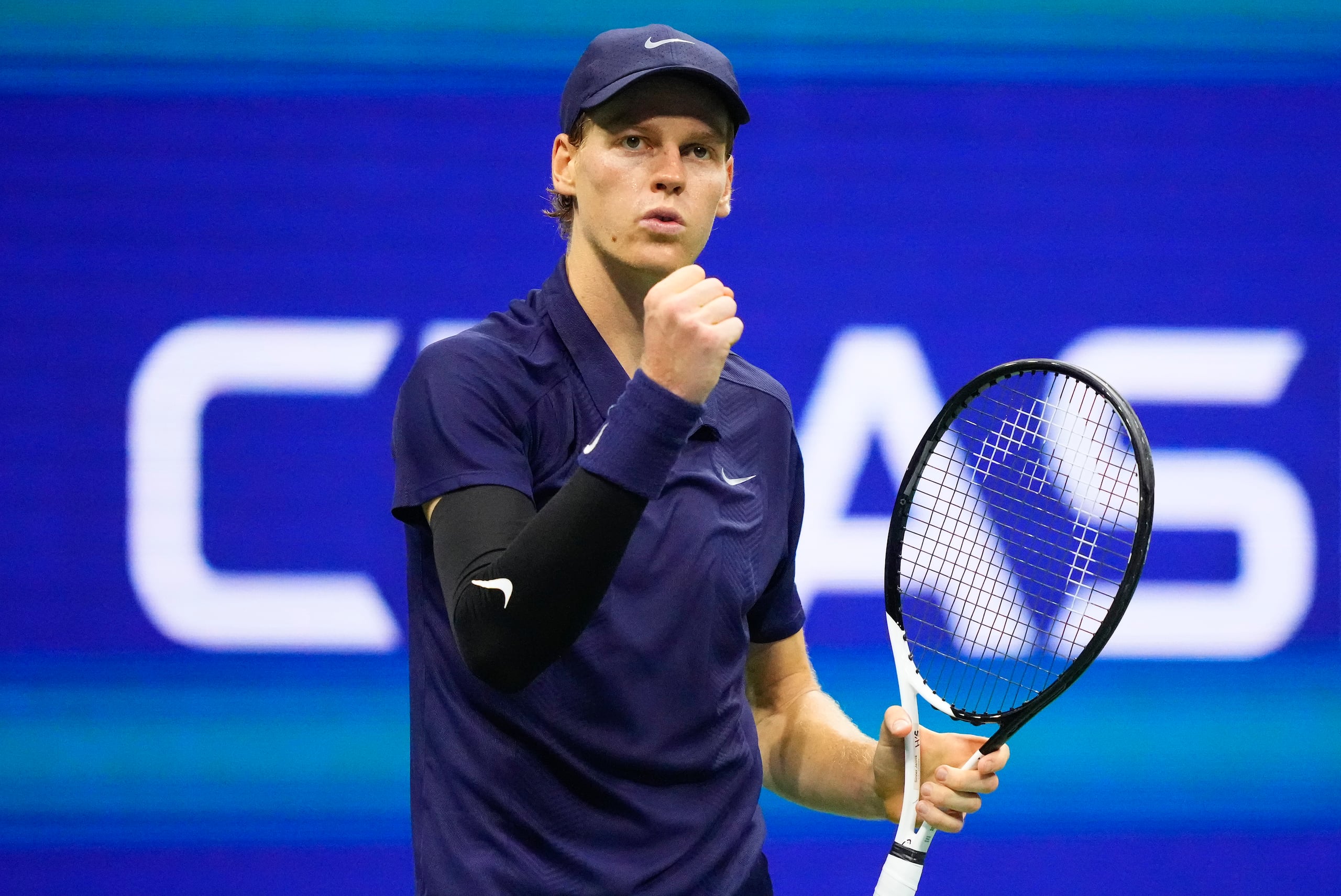 El italiano Jannik Sinner, of Italy celebra después de vencer a Felix Auger-Aliassime en la semifinal del US Open.