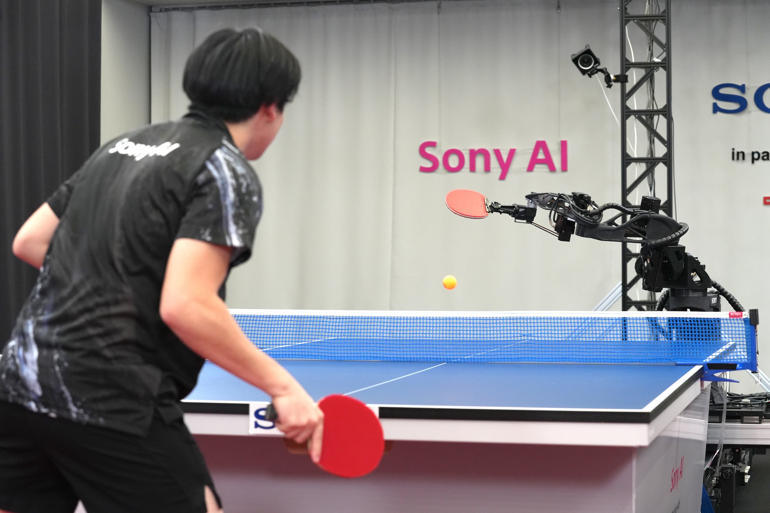 Sony afirma que es la primera vez que un robot alcanza un nivel de juego humano experto en un deporte competitivo común en el mundo real.