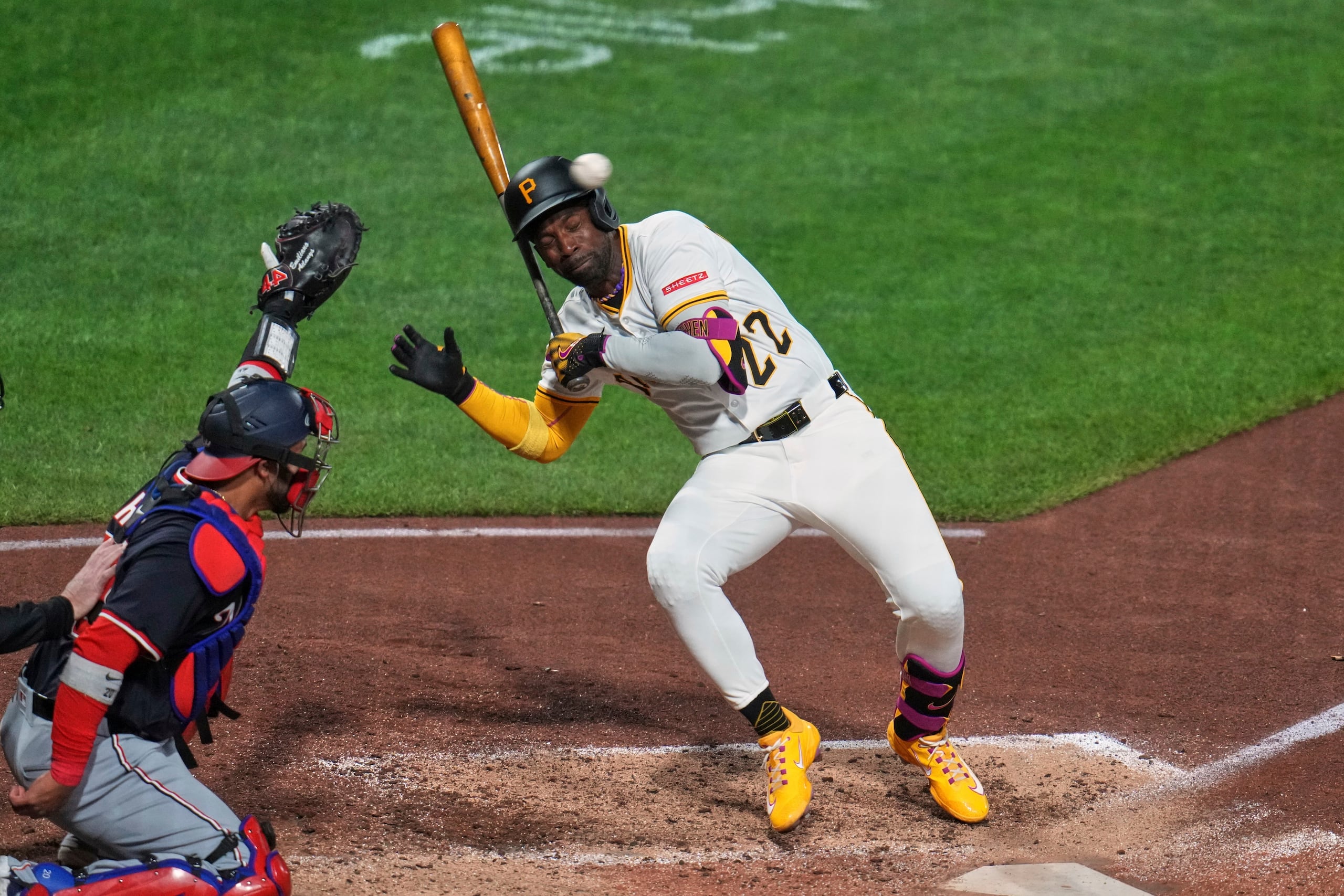 Momento en que Andrew McCutchen (22) intenta evitar ser golpeado por un lanzamiento del boricua Jorge López en la jornada del miércoles en Pittsburgh.