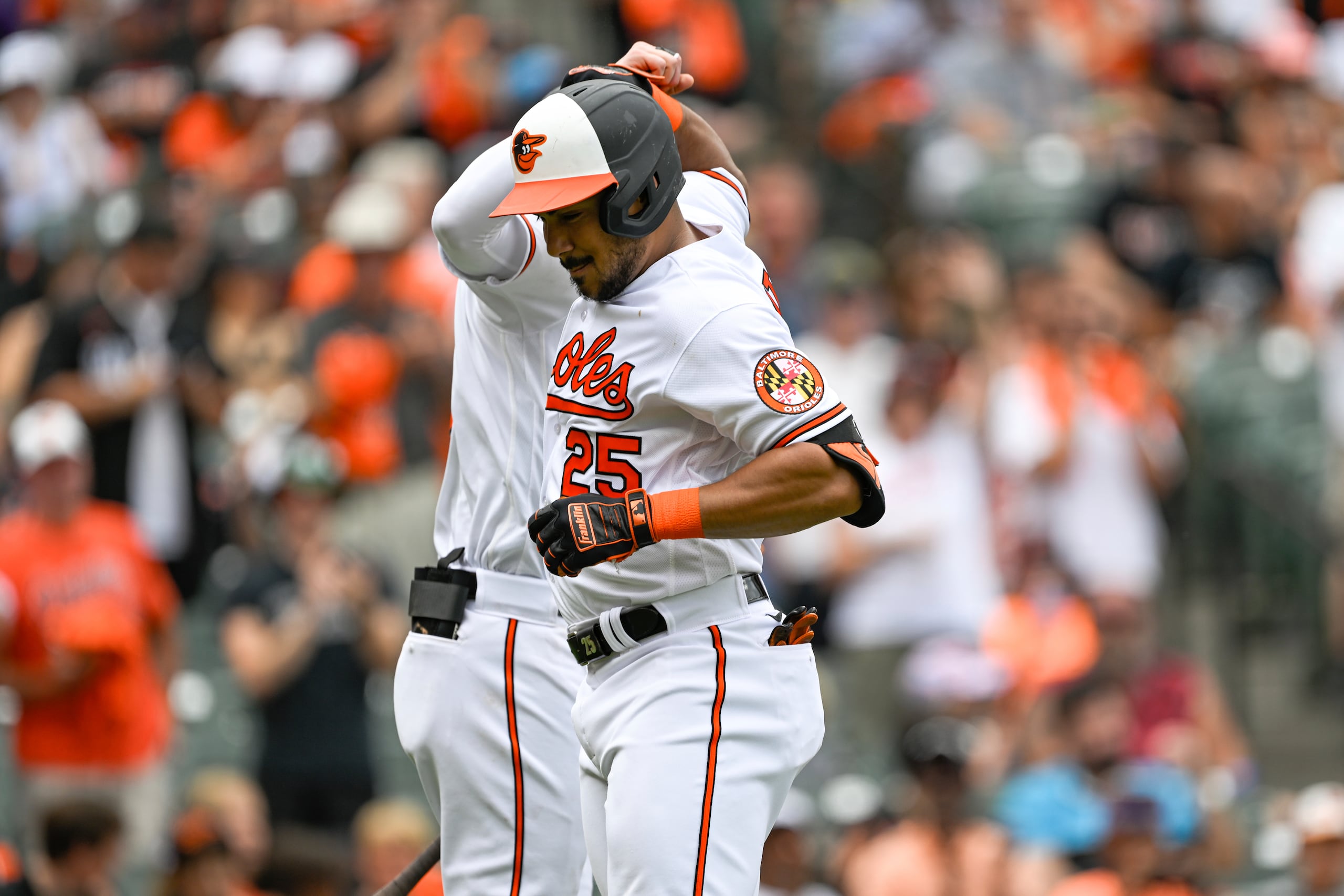 Anthony Santander es felicitado en el plato luego de pegar un cuadrangular para que los Orioles de Baltimore lograran su octava victoria en línea.