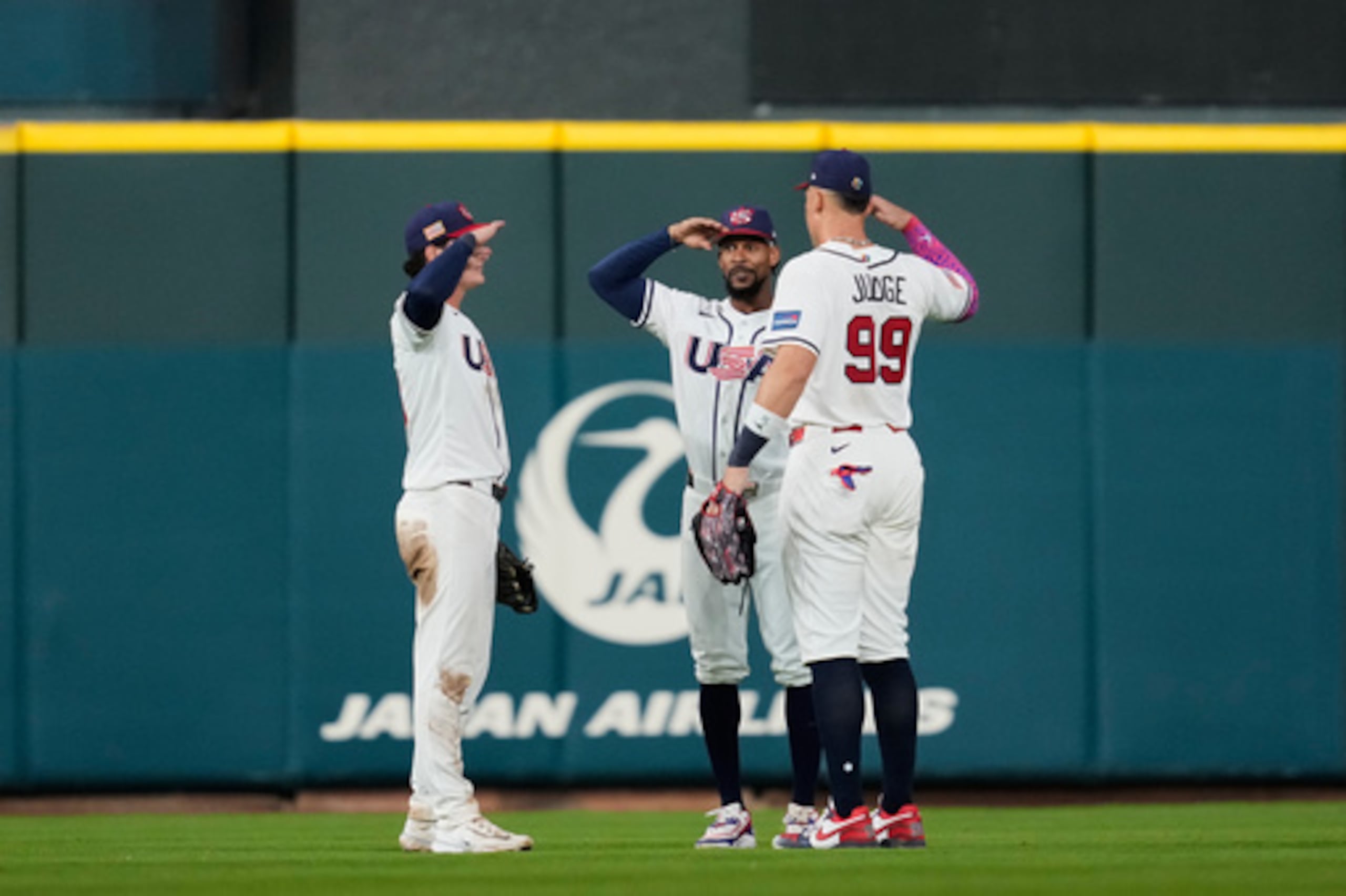 Los jardineros de Estados Unidos Roman Anthony, de izquierda a derecha, Byron Buxton y Aaron Judge celebran tras la victoria del equipo sobre México en un partido del Clásico Mundial de Béisbol, el lunes 9 de marzo de 2026, en Houston. (AP Photo/Ashley Landis)