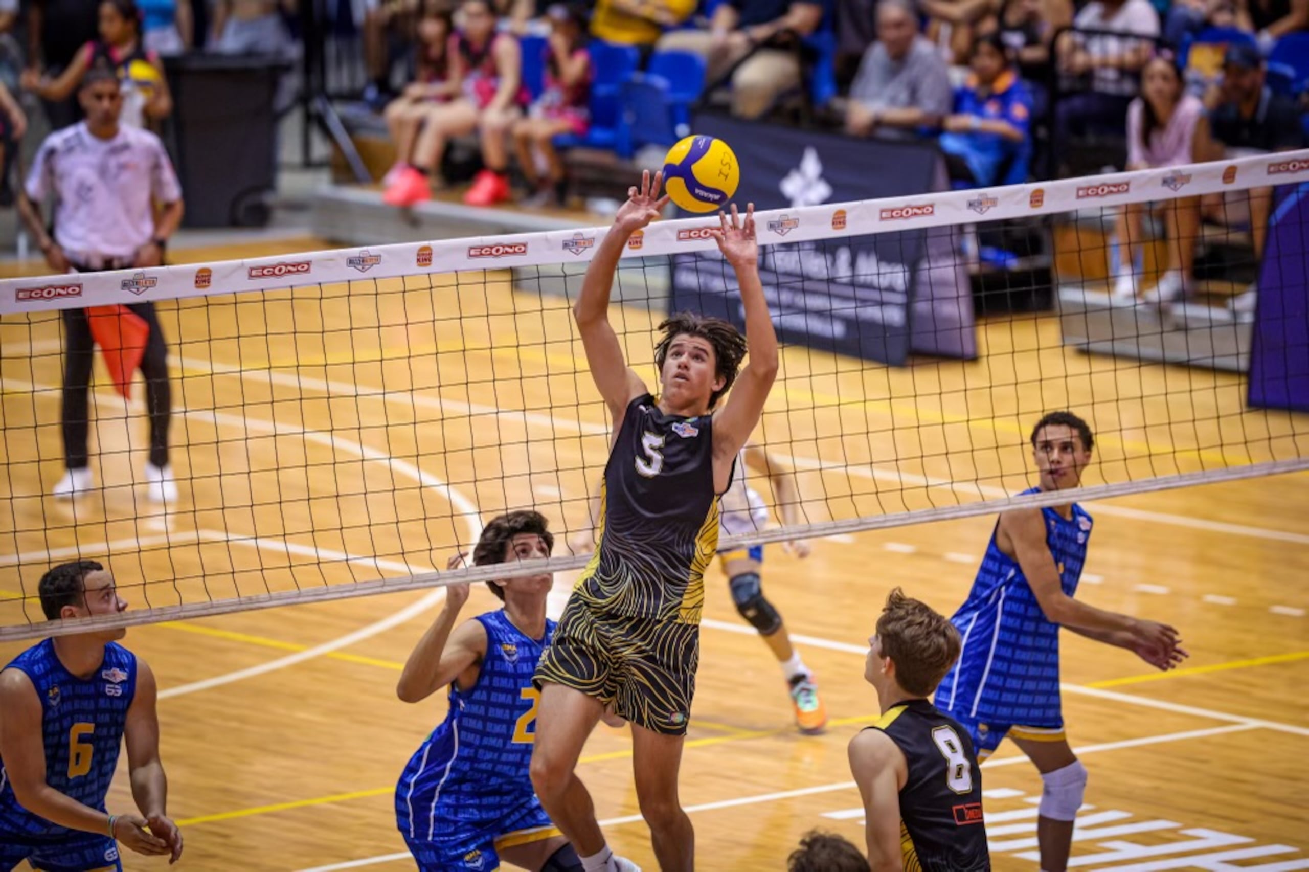 El colocador del Colegio San Ignacio, Daniel Henwood, durante la final de la Copa Buzzer Beater frente a Bayamón Military Academy.