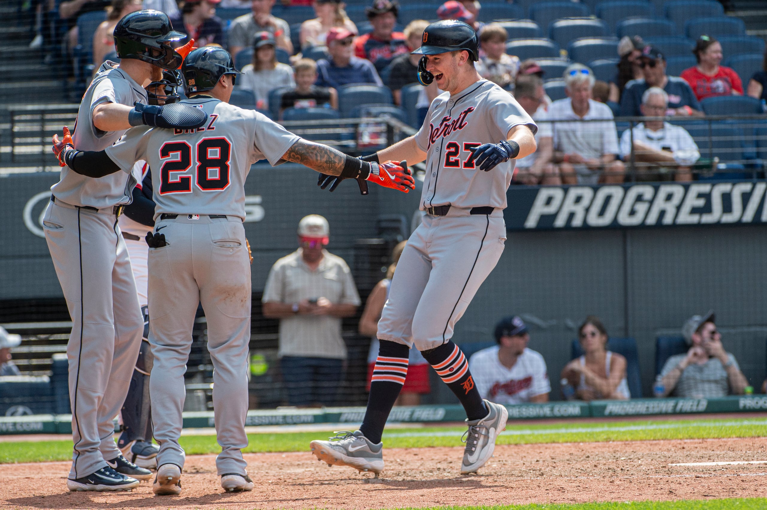 Parker Meadows y Javier Báez (28) celebran el jonrón de Trey Sweeney (27).