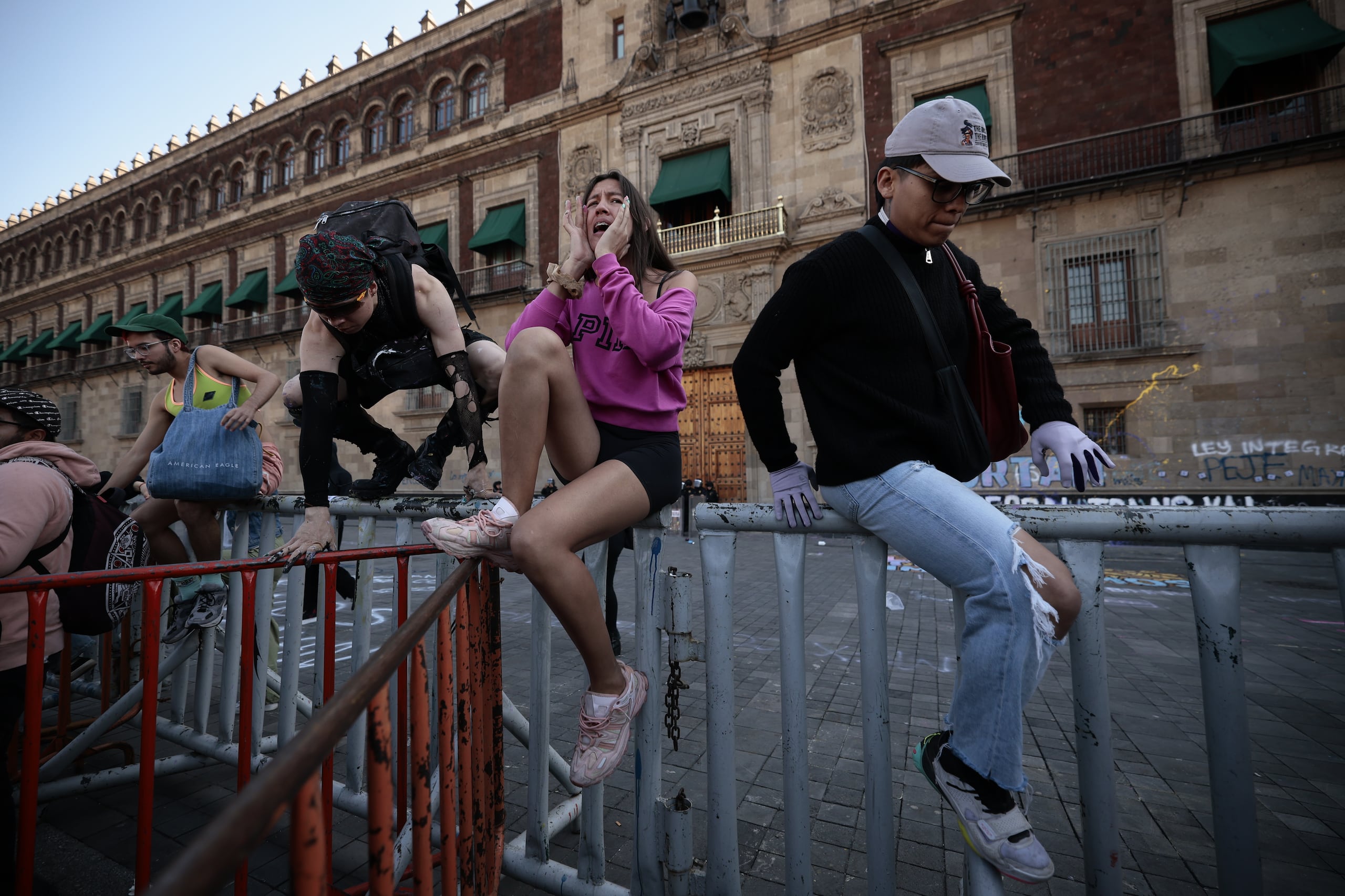 Agrupaciones LGBTI protestan este lunes en el Palacio Nacional de México, donde vive y trabaja el presidente Andrés Manuel López Obrador, tras la muerte de la activista y política Samantha Fonseca, la cuarta mujer trans asesinada en lo que va del año en el país, en Ciudad de México. EFE/ José Méndez