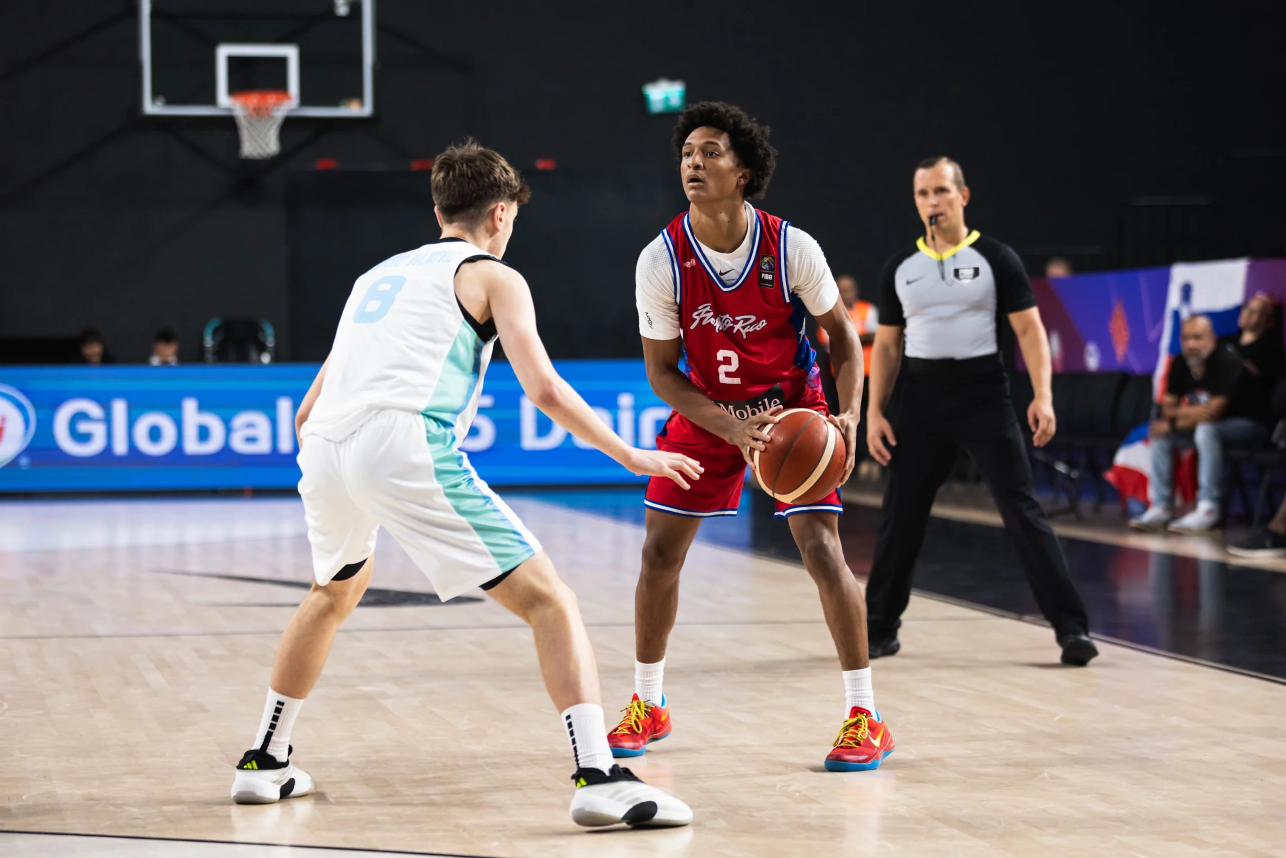 Dwight Gaines controla el balón durante un juego ante Eslovenia en la Copa del Mundo FIBA Sub-17.
