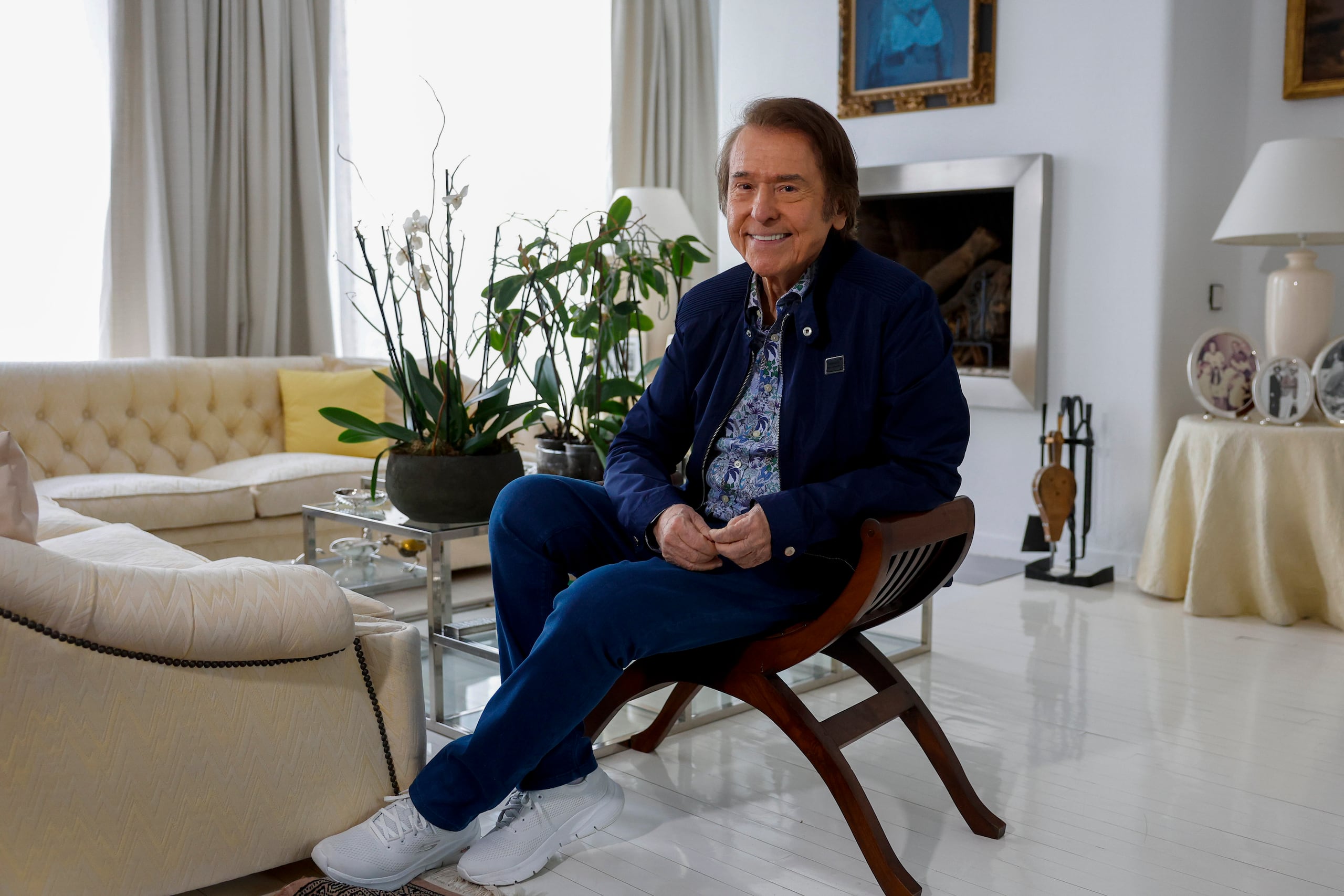 El cantante español Raphael en una entrevista con EFE, solo cuatro meses y medio después de su hospitalización y listo para recuperar su agenda profesional.