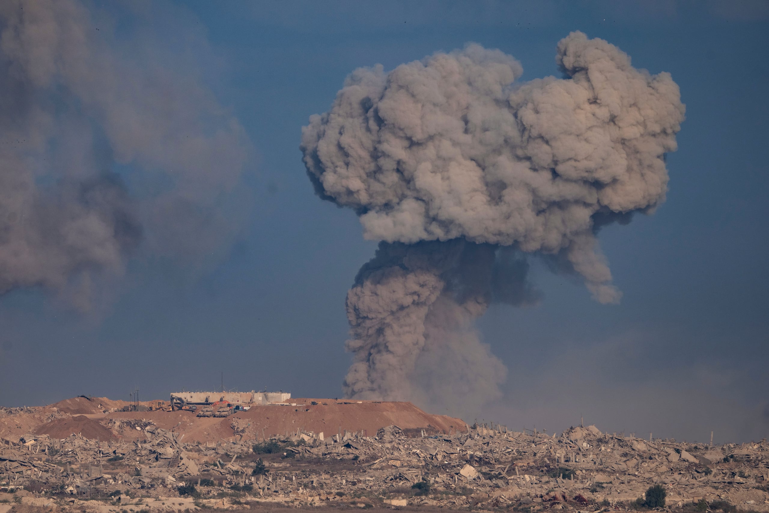 Una columna de humo se eleva tras un ataque militar israelí en el norte de la Franja de Gaza, visto desde el sur de Israel, el domingo 31 de agosto de 2025. (AP Foto/Maya Levin)