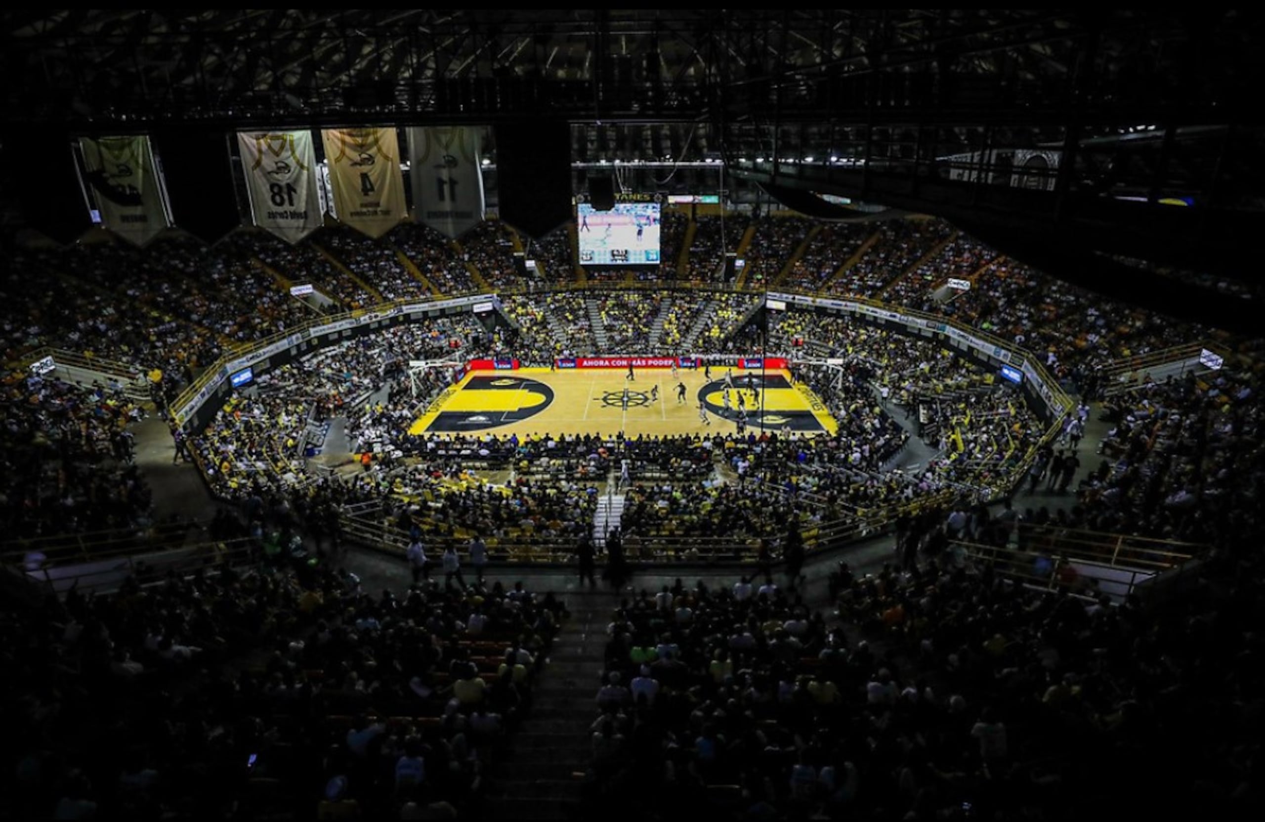 Vista al interior del coliseo Manuel "Petaca" Iguina del Arecibo durante el quinto juego de la final del BSN 2021.