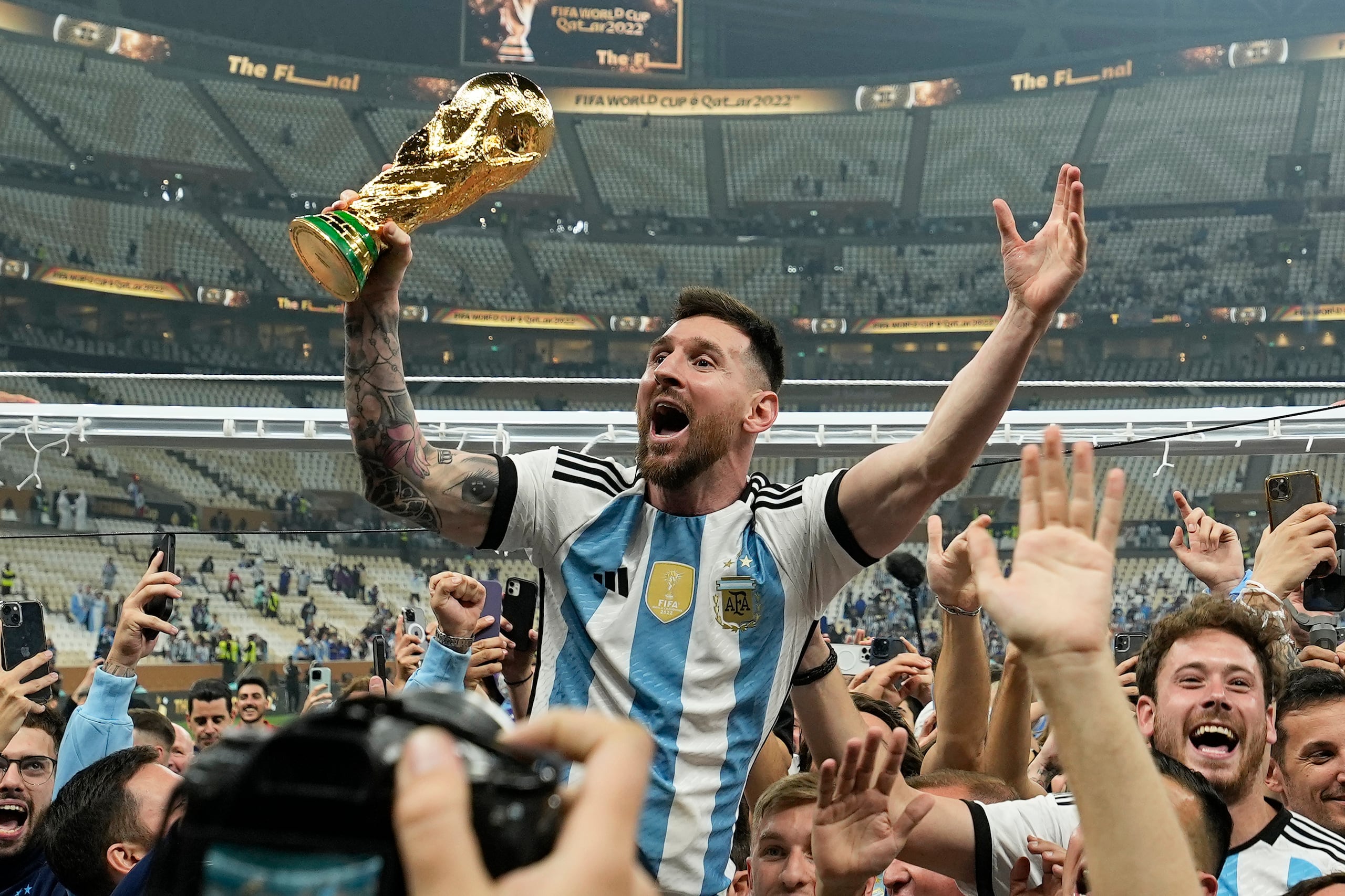 El capitán argentino Lionel Messi, celebra aquí con el trofeo de campeón tras la victoria ante Francia en la final del Mundial de Qatar. Argentina tendrá a su cargo la defensa de título en la Copa Mundial que montarán Estados Unidos, Canadá y México en el 2026.