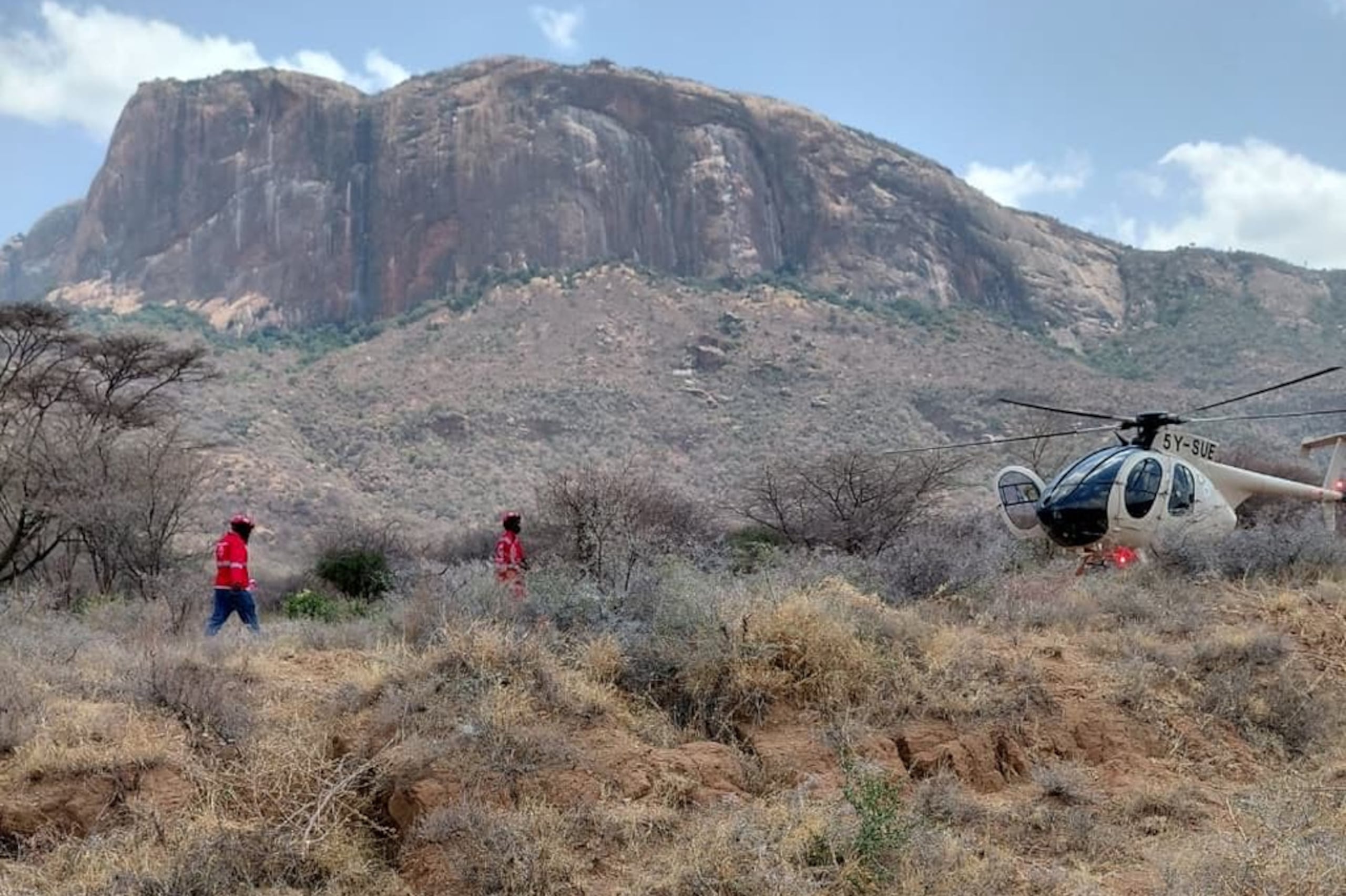 Esta fotografía, proporcionada por la Cruz Roja de Kenia, muestra a los equipos de respuesta a emergencias de la Cruz Roja de Kenia durante una operación de rescate y recuperación en la que participaron varias agencias tras el accidente de un helicóptero cerca del monte Ololokwe, en Samburu, Kenia, el miércoles 19 de agosto de 2026.