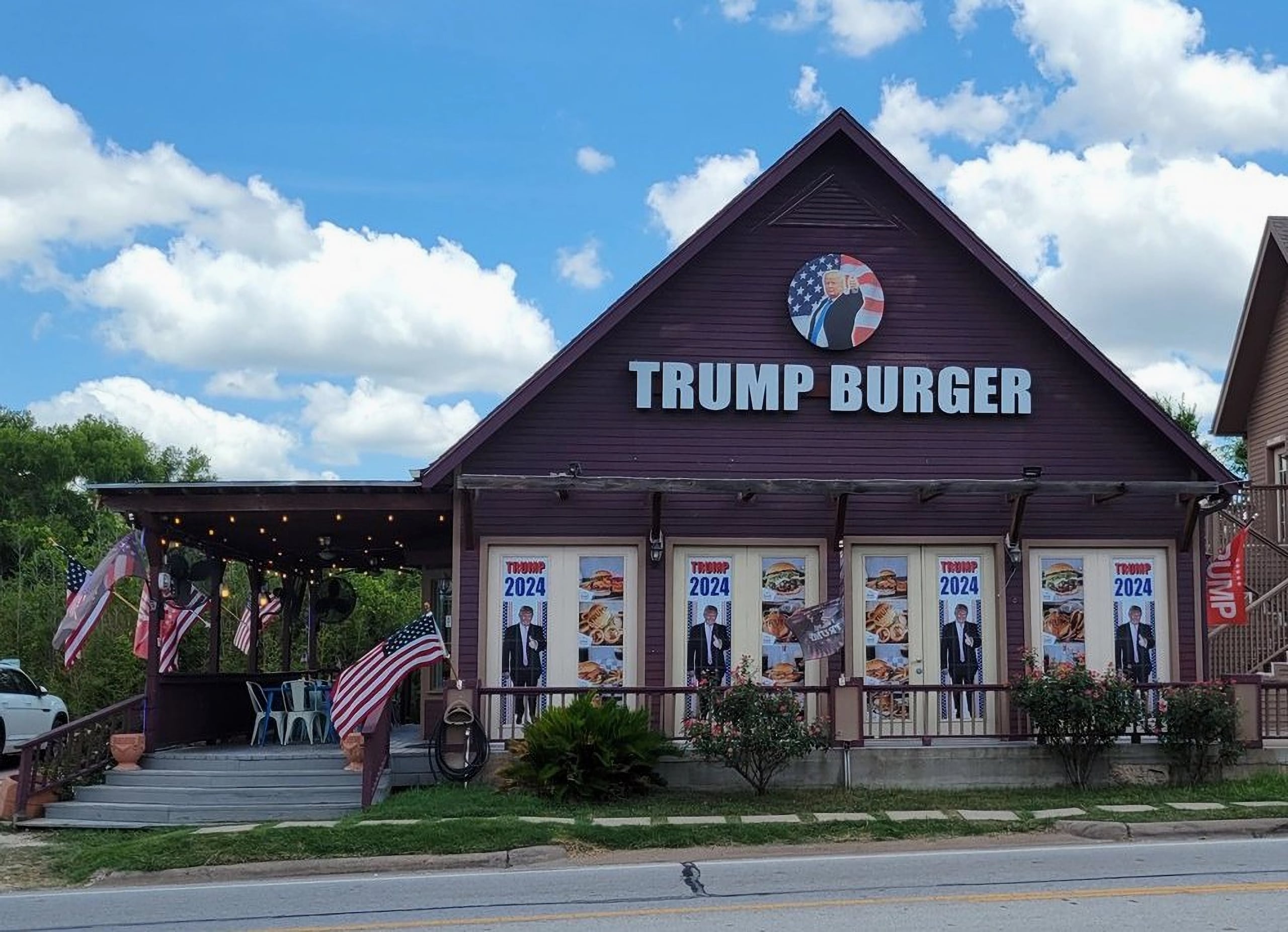 Estos restaurantes se han hecho virales en redes sociales por simular un altar al mandatario estadounidense.