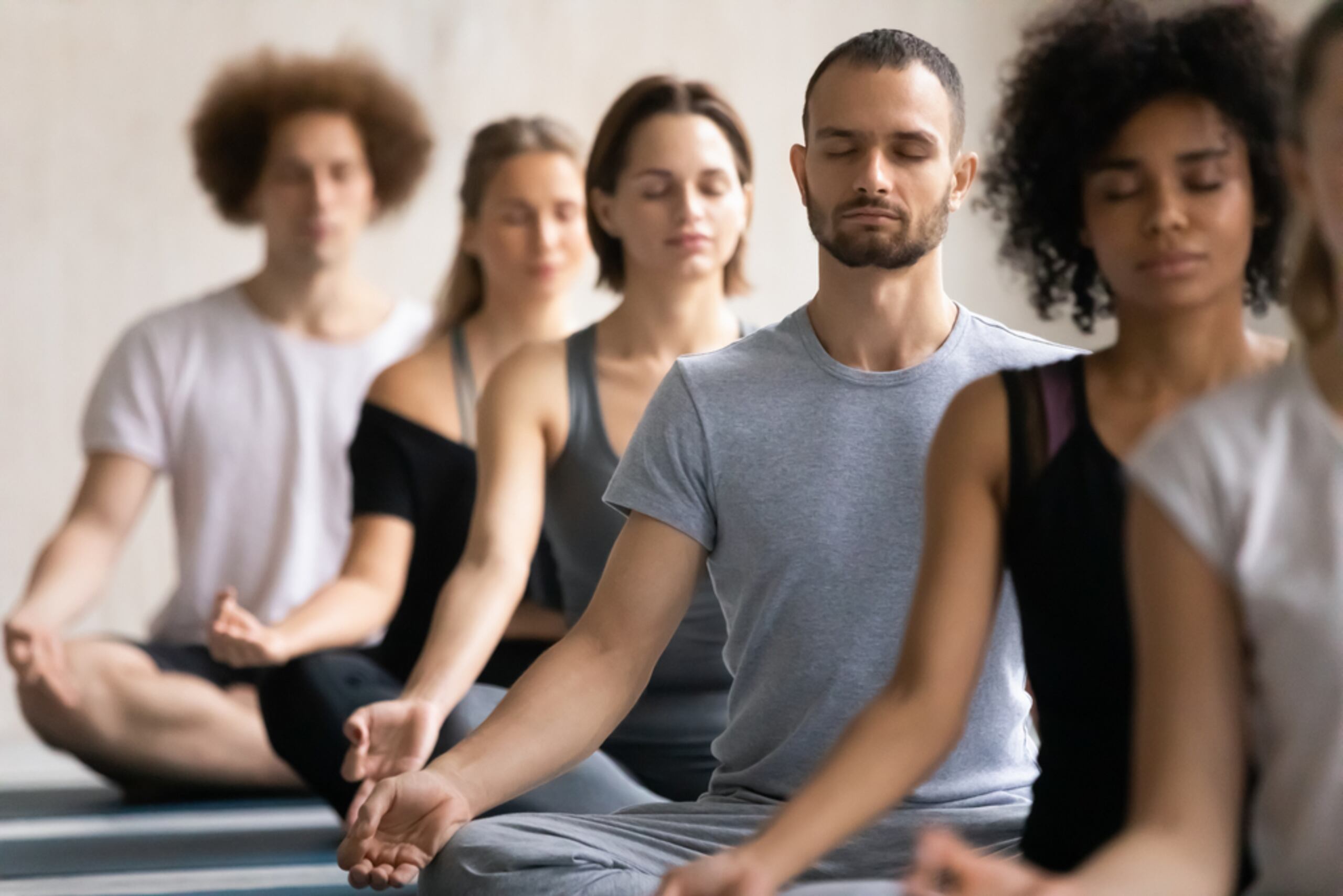 Involúcrate en el autocuidado. No dejes que el estrés descarrile tus rutinas saludables. Enfócate en comer bien, hacer ejercicio y dormir lo suficiente. Muchas personas encuentran alivio al estrés en prácticas como el yoga y la meditación.