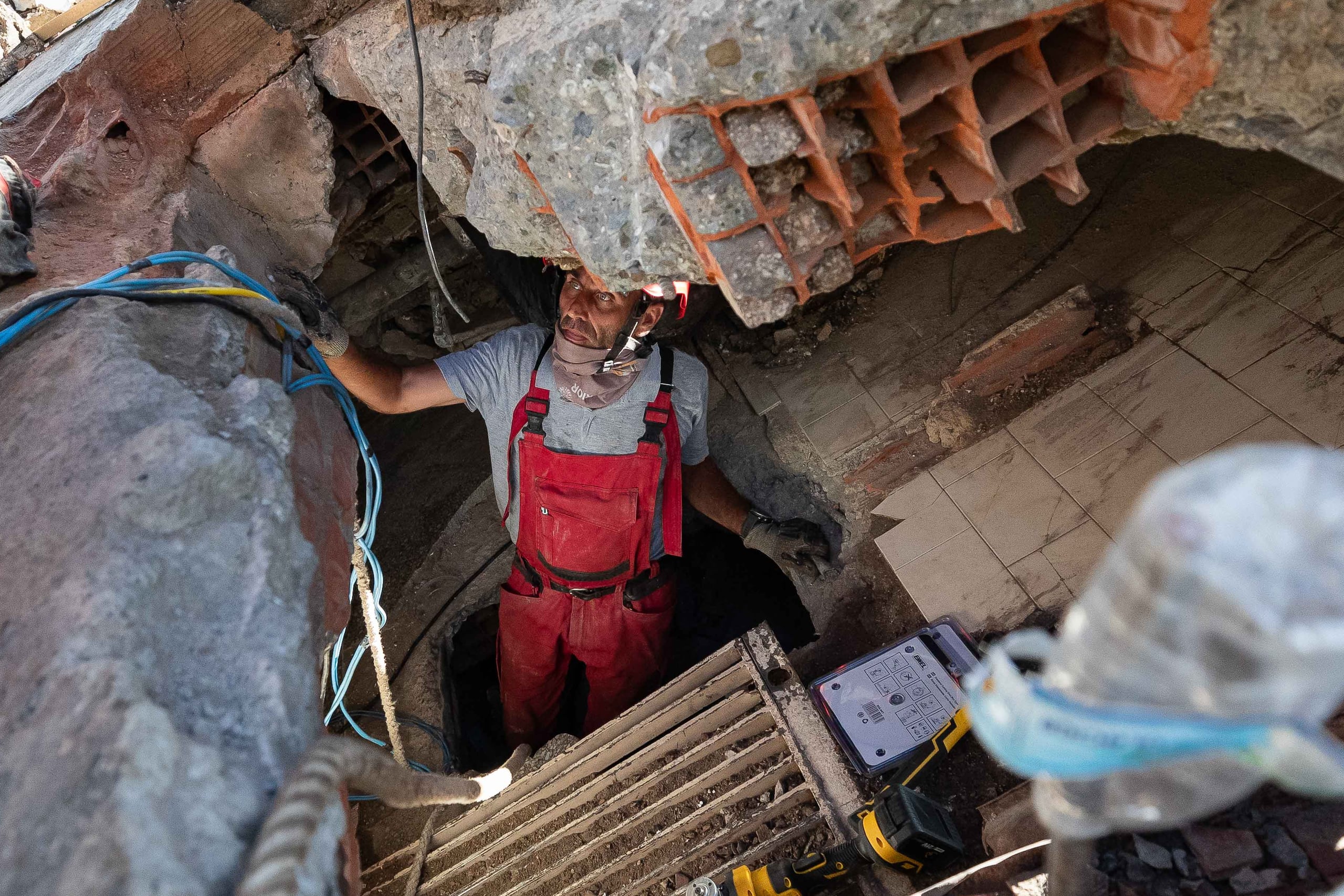 ACOMPAÑA CRÓNICA:VENEZUELA TERREMOTO AME7075. LA GUAIRA (VENEZUELA), 03/07/2026.- Rescatistas realizan labores de búsqueda entre los escombros de un edificio afectado por el doble terremoto del pasado 24 de junio, este miércoles, en Caraballeda (Venezuela). EFE/ Ronald Peña R