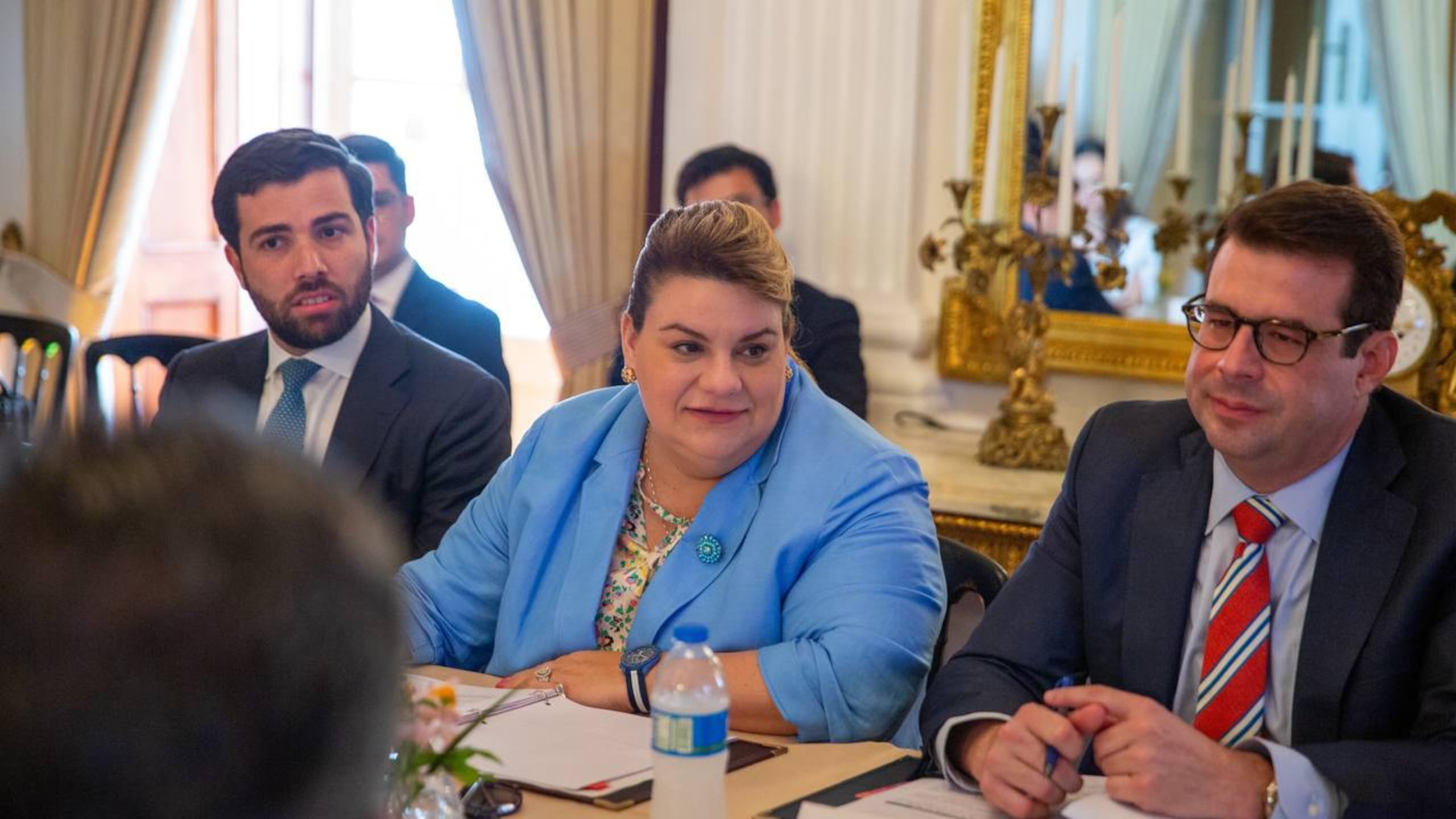 La gobernadora de Puerto Rico, Jenniffer González Colón, flanqueada por el exsecretario de Desarrollo Económico y Comercio (DDEC), Sebastián Negrón Reichard y el secretario de la Gobernación, Francisco Domenech.
