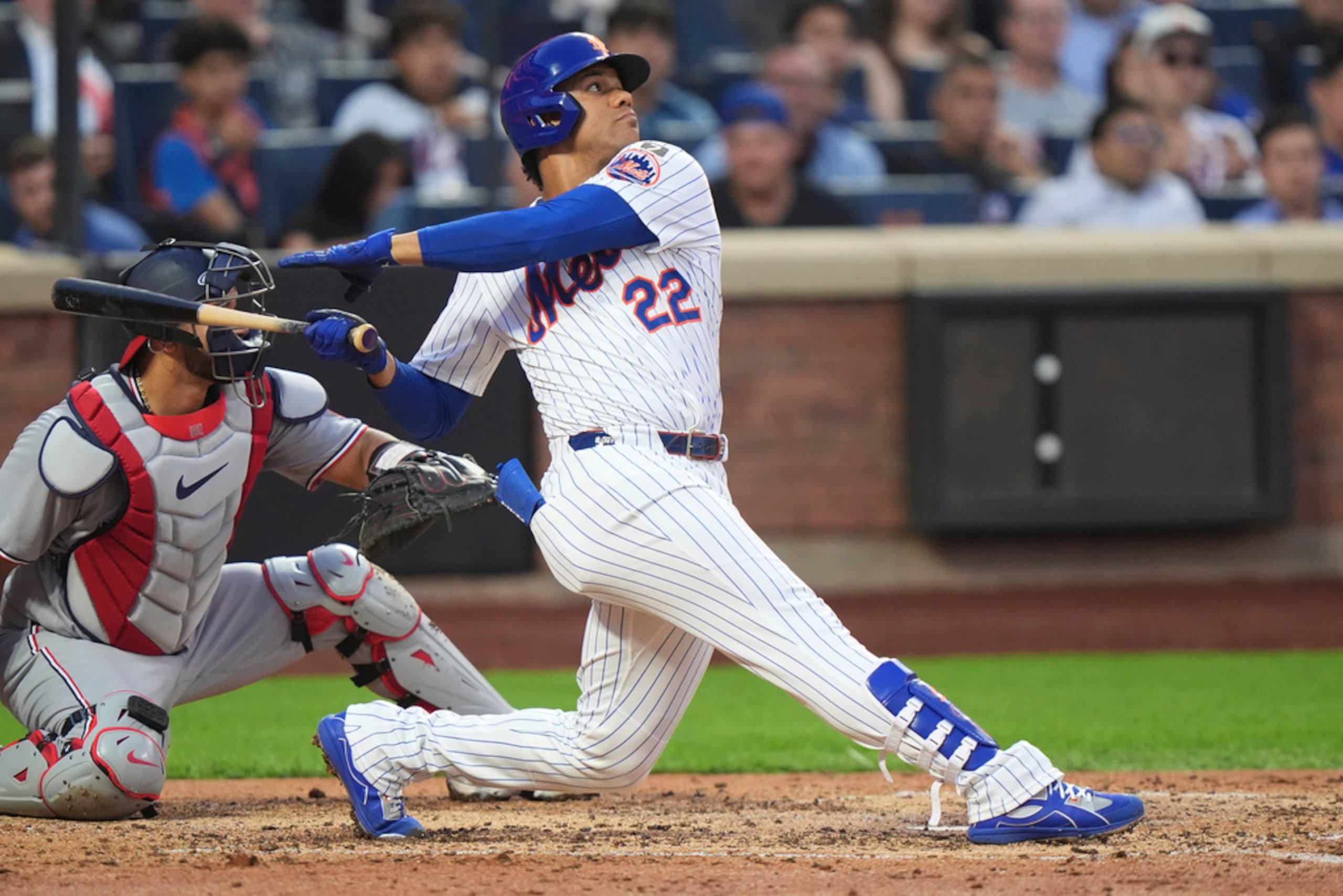 Juan Soto, de los Mets de Nueva York, completa su swing tras conectar un jonrón en la tercera entrada de un juego de béisbol contra los Nacionales de Washington, el 10 de junio de 2025, en Nueva York.