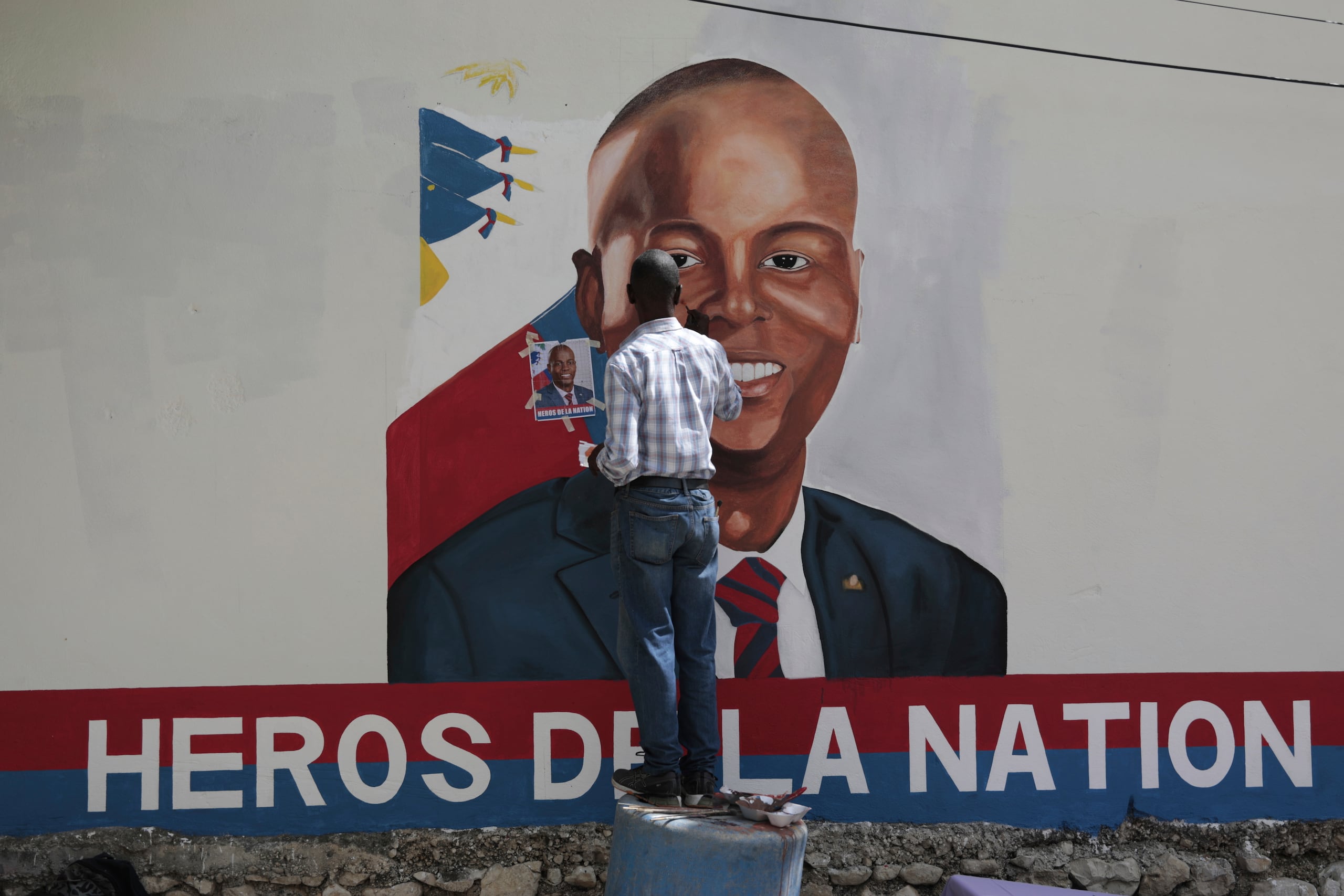 ARCHIVO – Un artista pinta un retrato del presidente haitiano asesinado Jovenel Moise cerca de la residencia presidencial donde fue abatido hace dos años en el área de Petion-Ville de Puerto Príncipe, Haití, el 7 de julio de 2023. (AP Foto/Odelyn Joseph, Archivo)