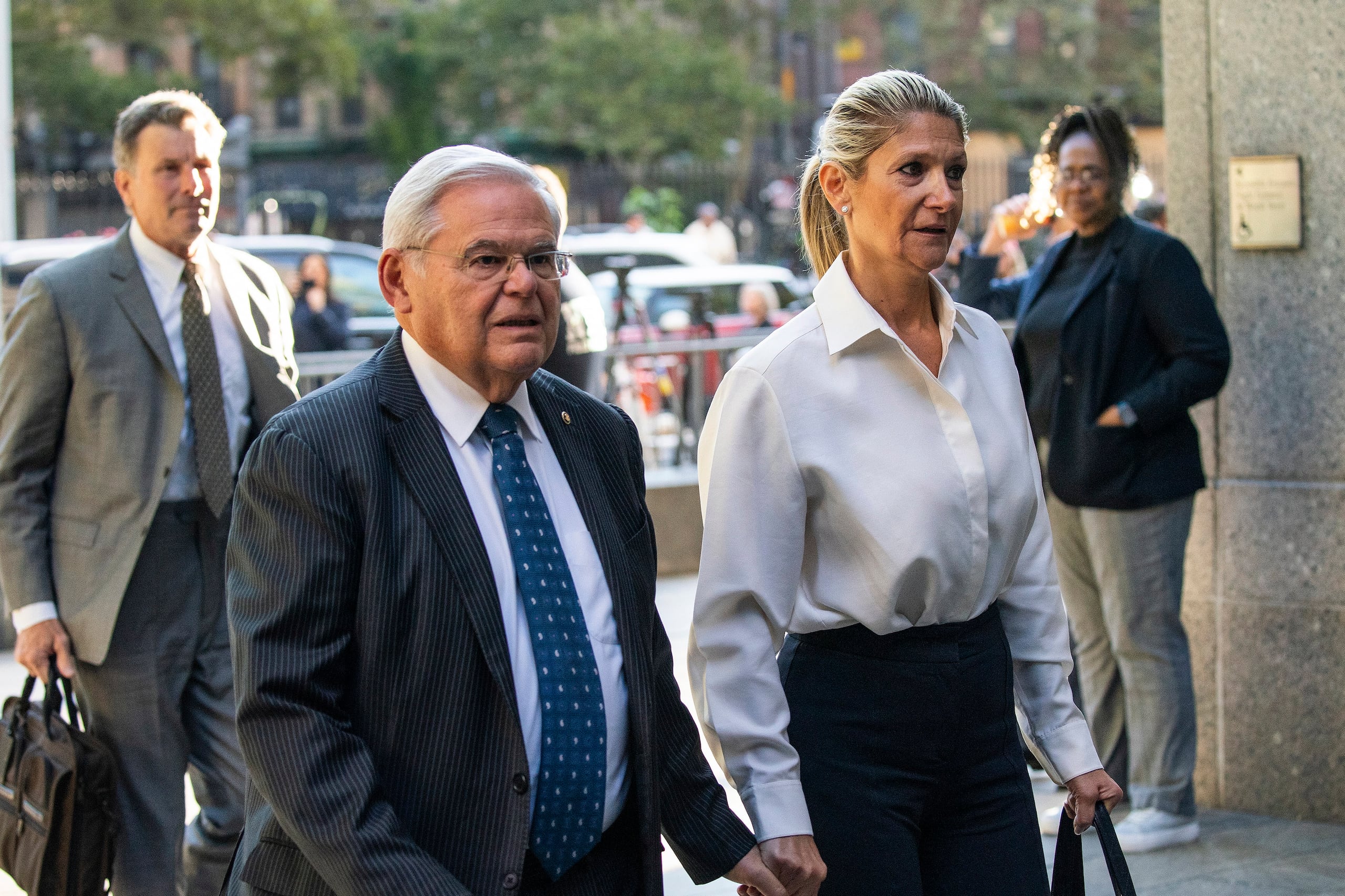 El senador estadounidense Bob Menéndez y su esposa, Nadine Menéndez, fueron acusados de haber aceptado miles de dólares en sobornos a cambio de usar su influencia política para proteger y enriquecer a empresarios y beneficiar al Gobierno de Egipto.