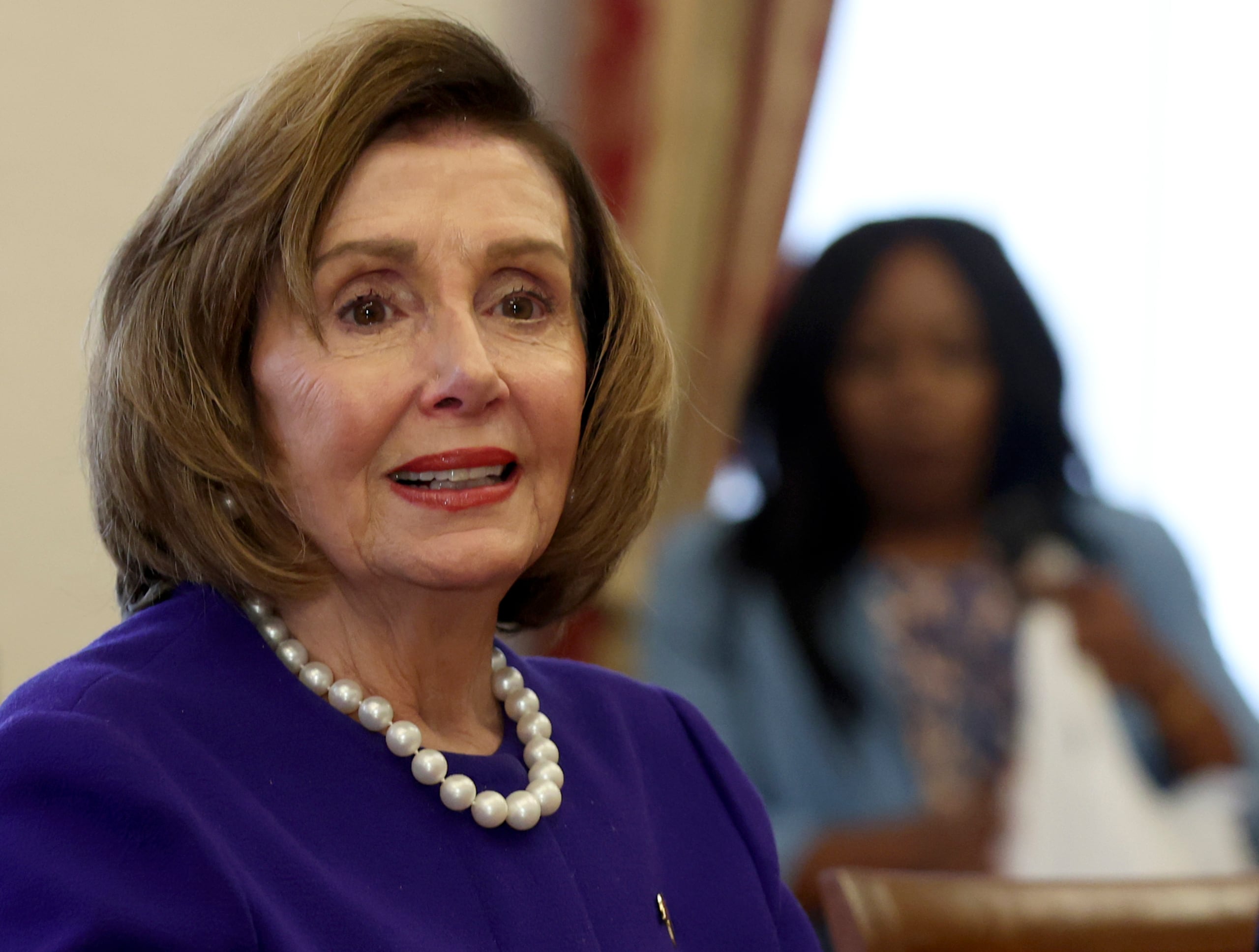 La presidenta de la Cámara de Representantes, la representante estadounidense Nancy Pelosi, habla con el presidente del parlamento croata, Gordan Jandrokovic.