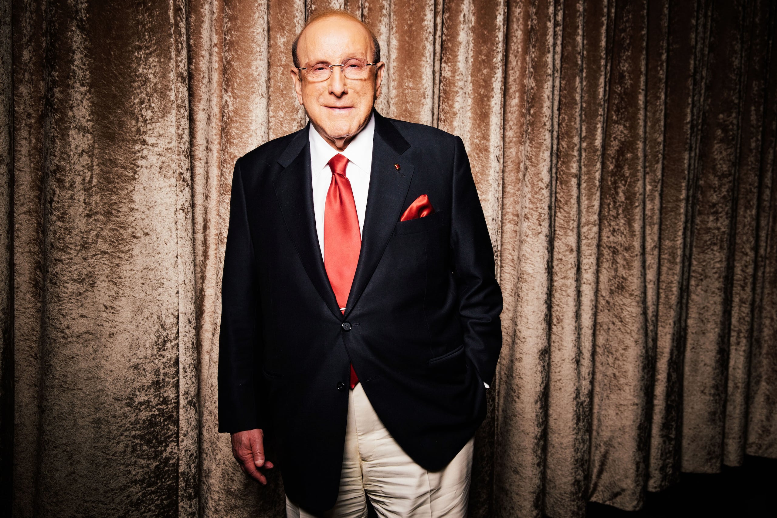 Clive Davis, director creativo de Sony Music, aparece durante el día de prensa en Beverly Hills, California, el 23 de enero de 2014, antes de la gala anual previa a los premios Grammy organizada por Davis. (Foto Casey Curry/Invision/AP, archivo)