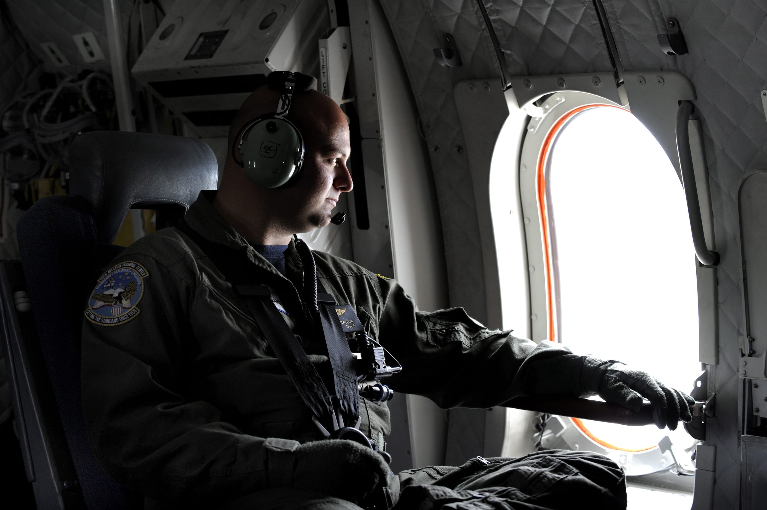 El equipo de la Guardia Costera rescató por vía aérea a las seis personas rescatadas y las transportó a un hospital en Puerto Plata.