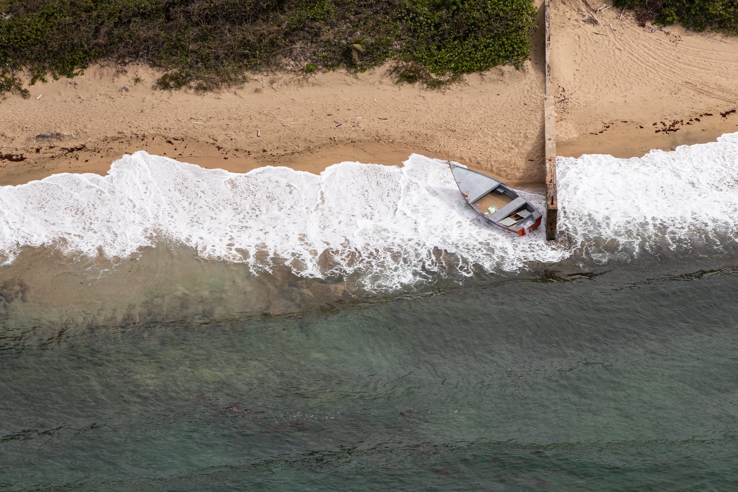 Imagen de archivo de una yola abandonada en la costa de Aguadilla. (Archivo/ GFR Media)