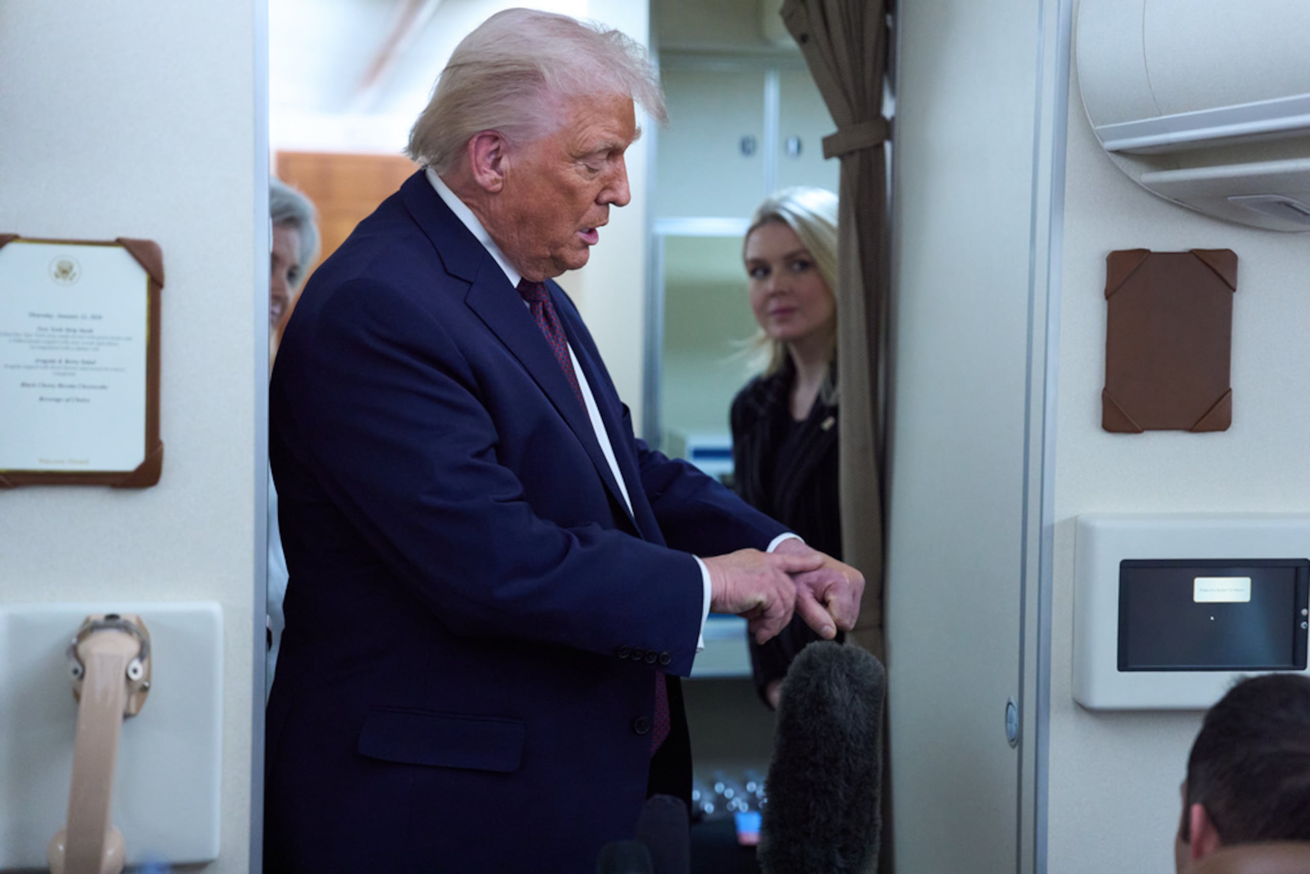 El presidente Donald Trump conversa con reporteros sobre el moretón en su mano a bordo del Air Force One tras salir del Foro Económico Mundial en Davos rumbo a Washington, el jueves 22 de enero.