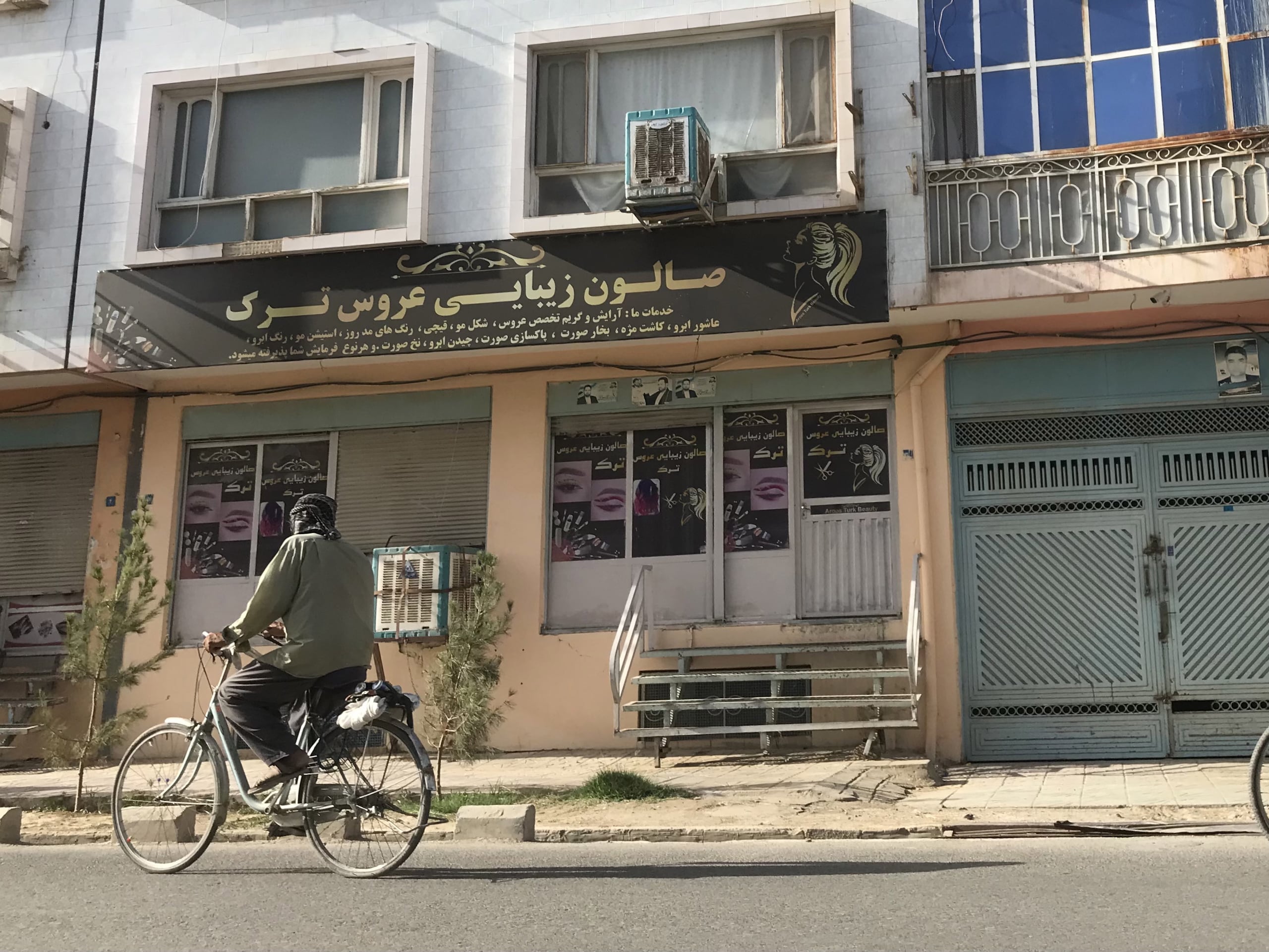 Los talibanes dejan sin trabajo a 60,000 afganas con el cierre de los salones de belleza.