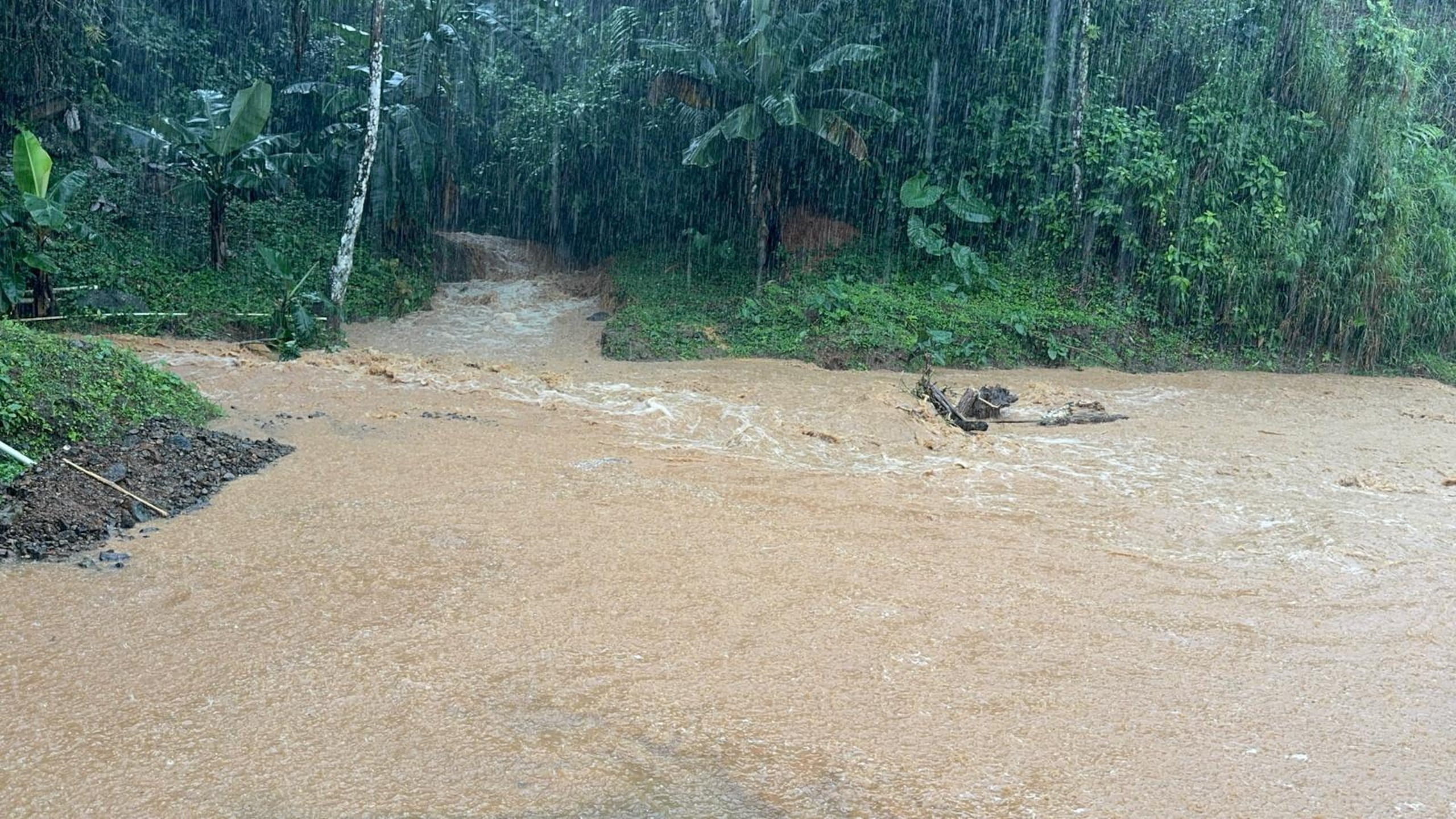 Inundaciones registrada en el sector Gregorio, del barrio Damián Arriba, en Orocovis,el pasado miércoles 30 de abril.