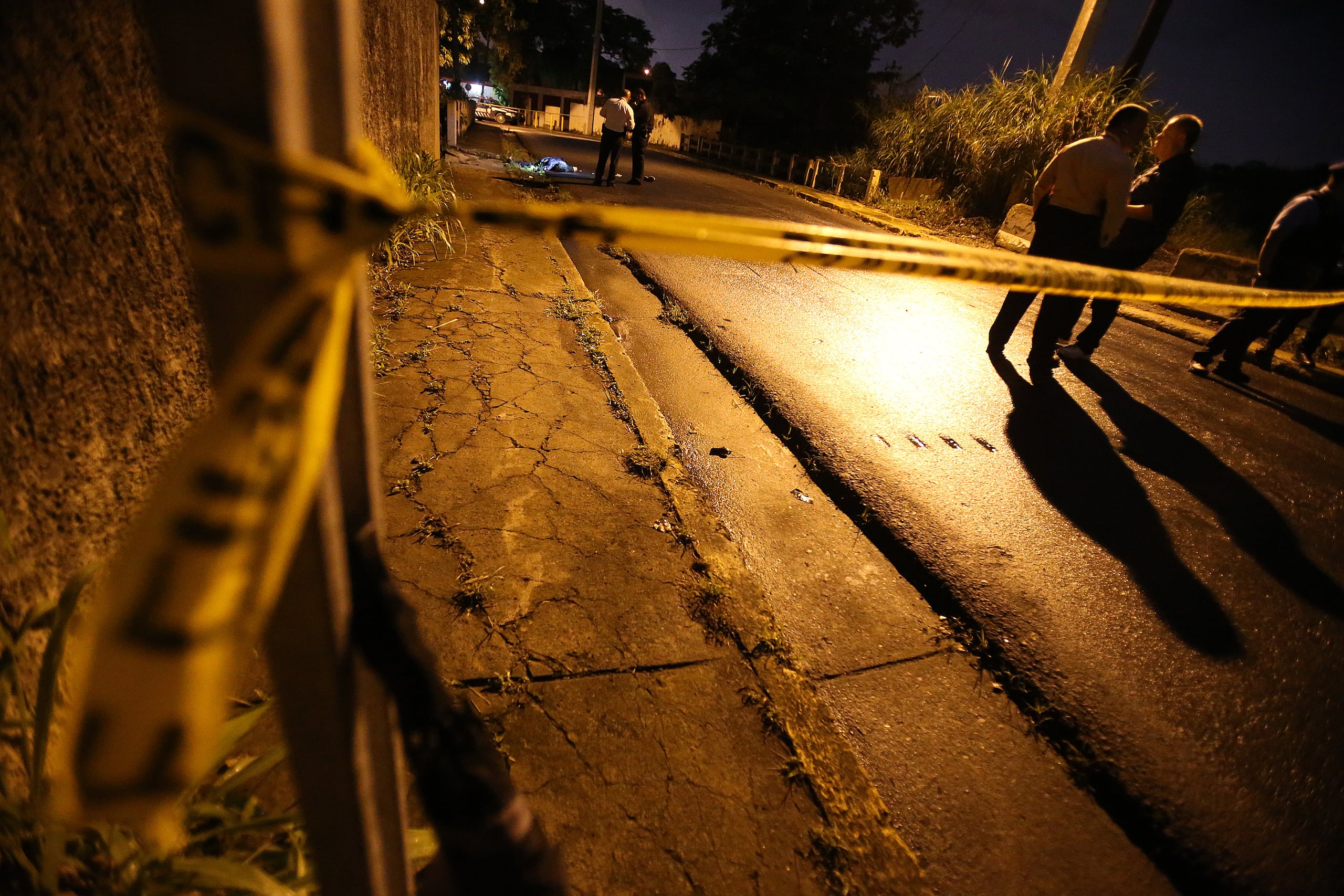 Policía investiga la escena de un asesinato. (Archivo / GFR Media)
