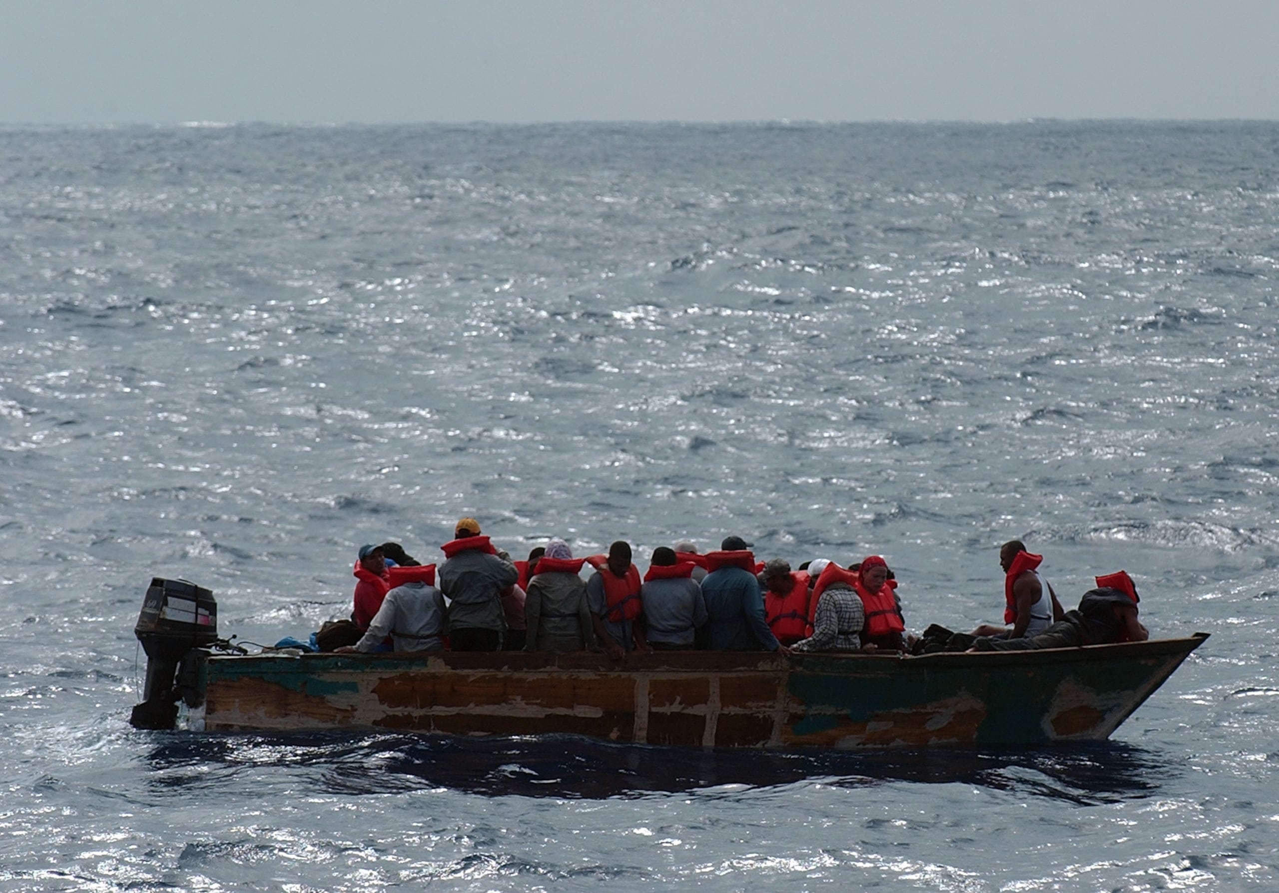 Imagen de archivo de una intervención con indocumentados que intentan entrar a la isla por la costa oeste de forma ilegal.