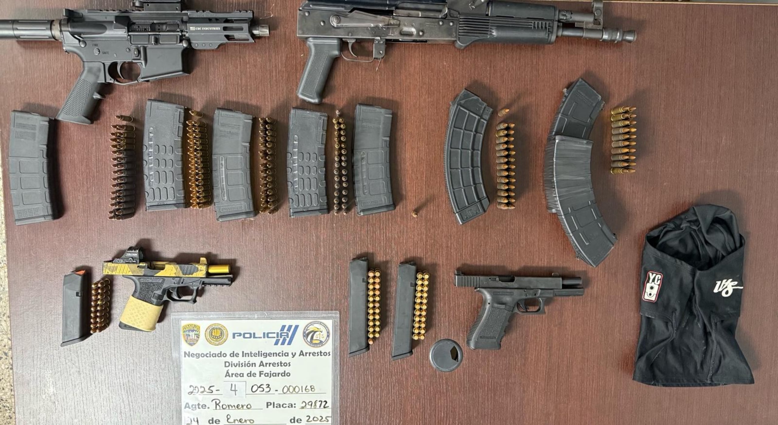 Dos rifles, un par de pistolas y cargadores ocupadas a momento del arresto de Luis A. Rosa Hernández.