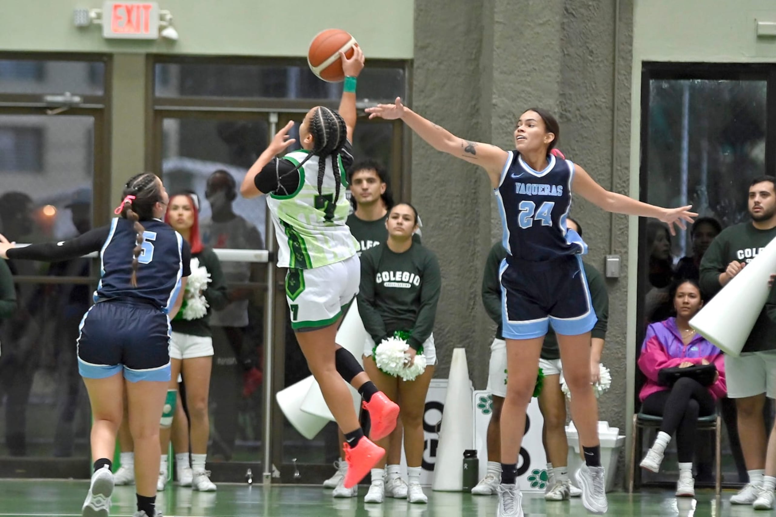 Las Vaqueras superaron 64-55 a las Taínas de la UAGM.