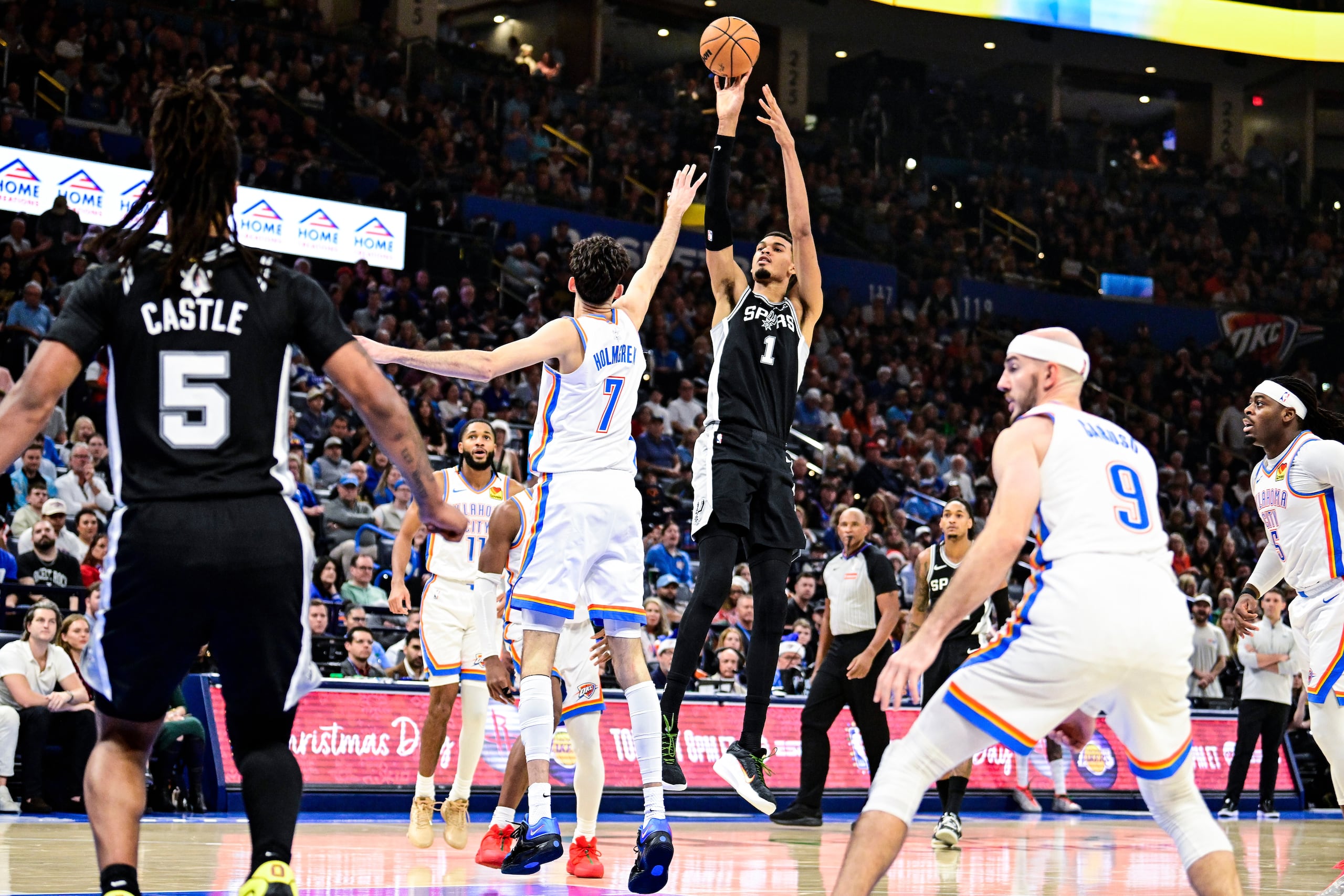 Victor Wembanyama, de los Spurs de San Antonio, lanza ante la defensa de Chet Holmgren, del Thunder de Oklahoma City.