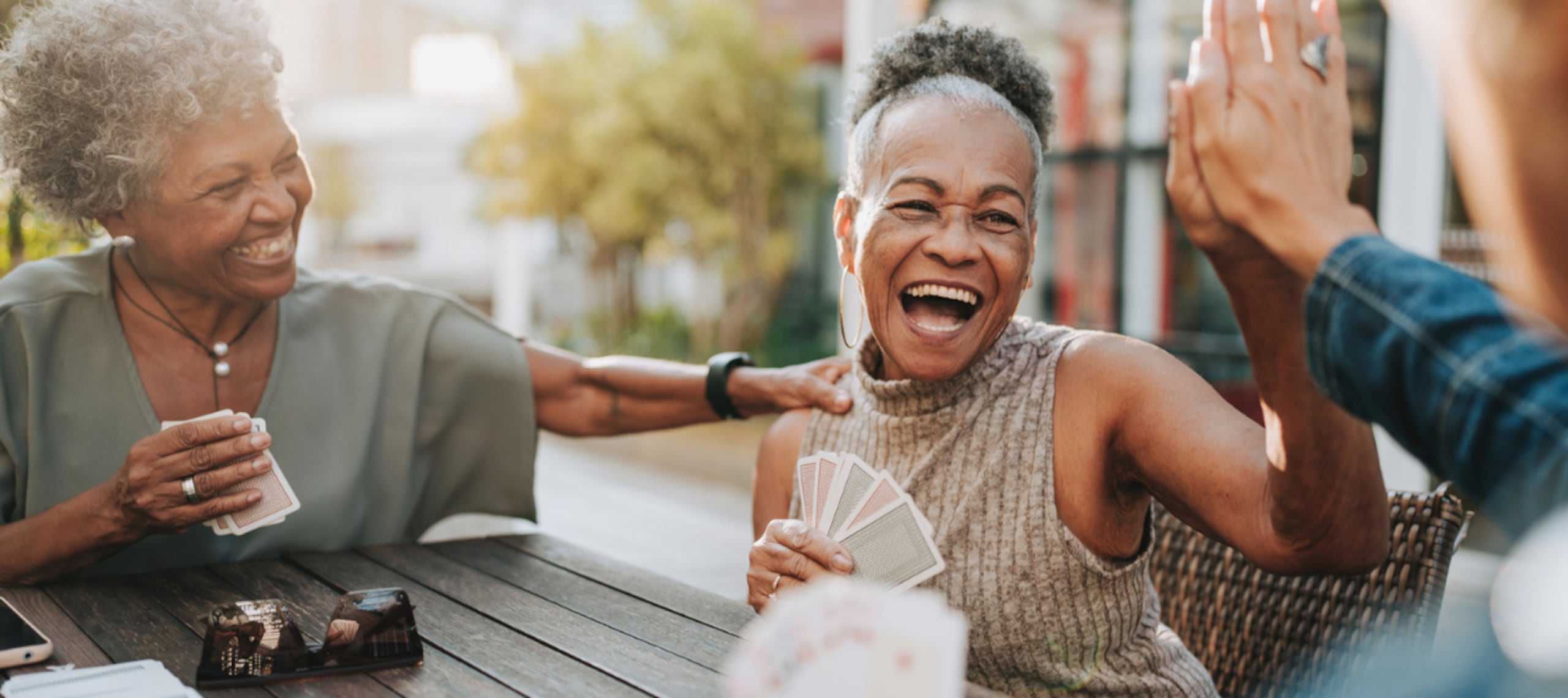 Fortalecer los vínculos sociales contribuyen con la creación de felicidad.