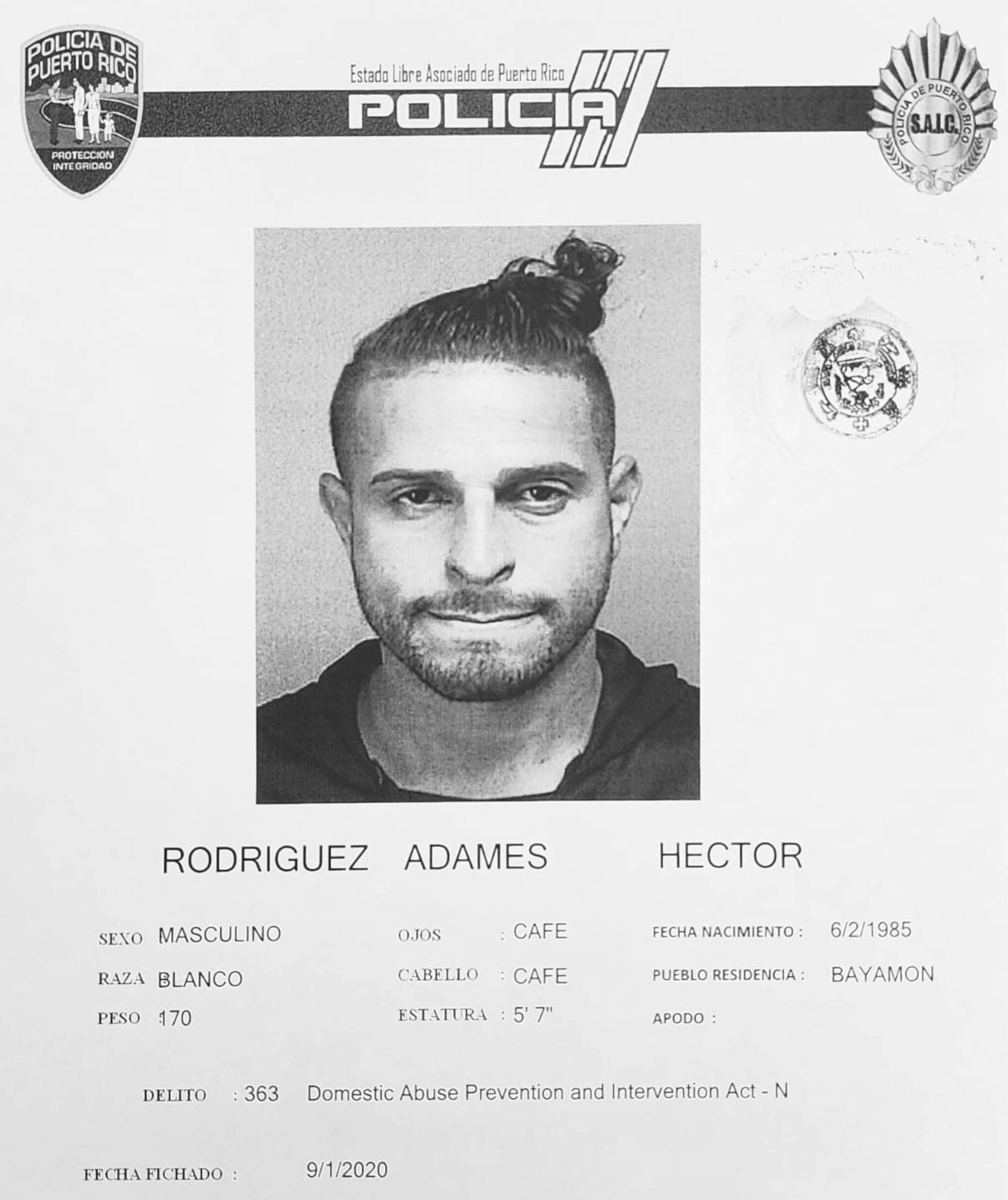 Héctor Rodríguez Adames transitaba en un vehículo hurtado el cual chocó con el puente del barrio Mavilla en Corozal y al intentar huir cayó por un risco.