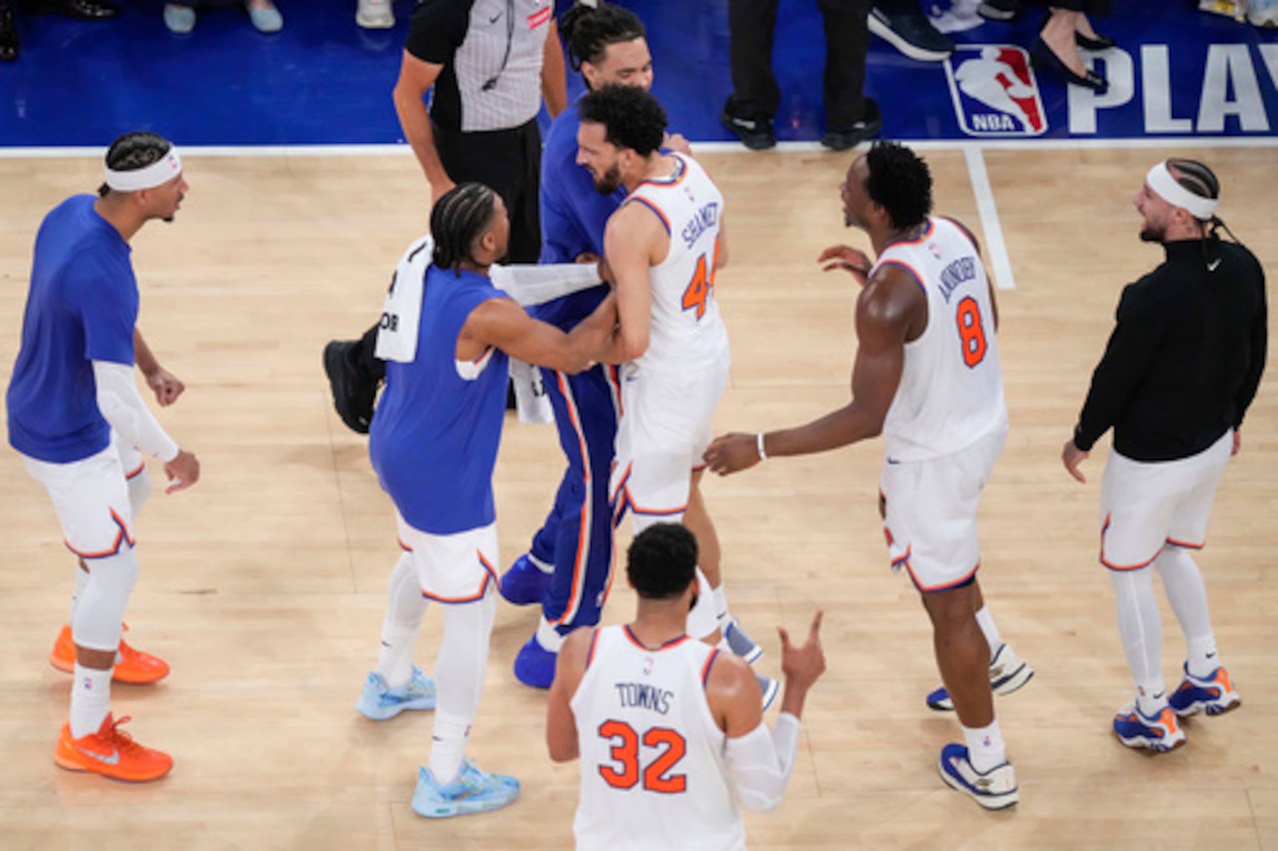 El escolta de los New York Knicks Landry Shamet (44) celebra con sus compañeros tras anotar una canasta de tres puntos durante la primera prórroga del primer partido de la final de la Conferencia Este de baloncesto de la NBA contra los Cleveland Cavaliers, el martes 19 de mayo de 2026, en Nueva York. (AP Photo/Yuki Iwamura)