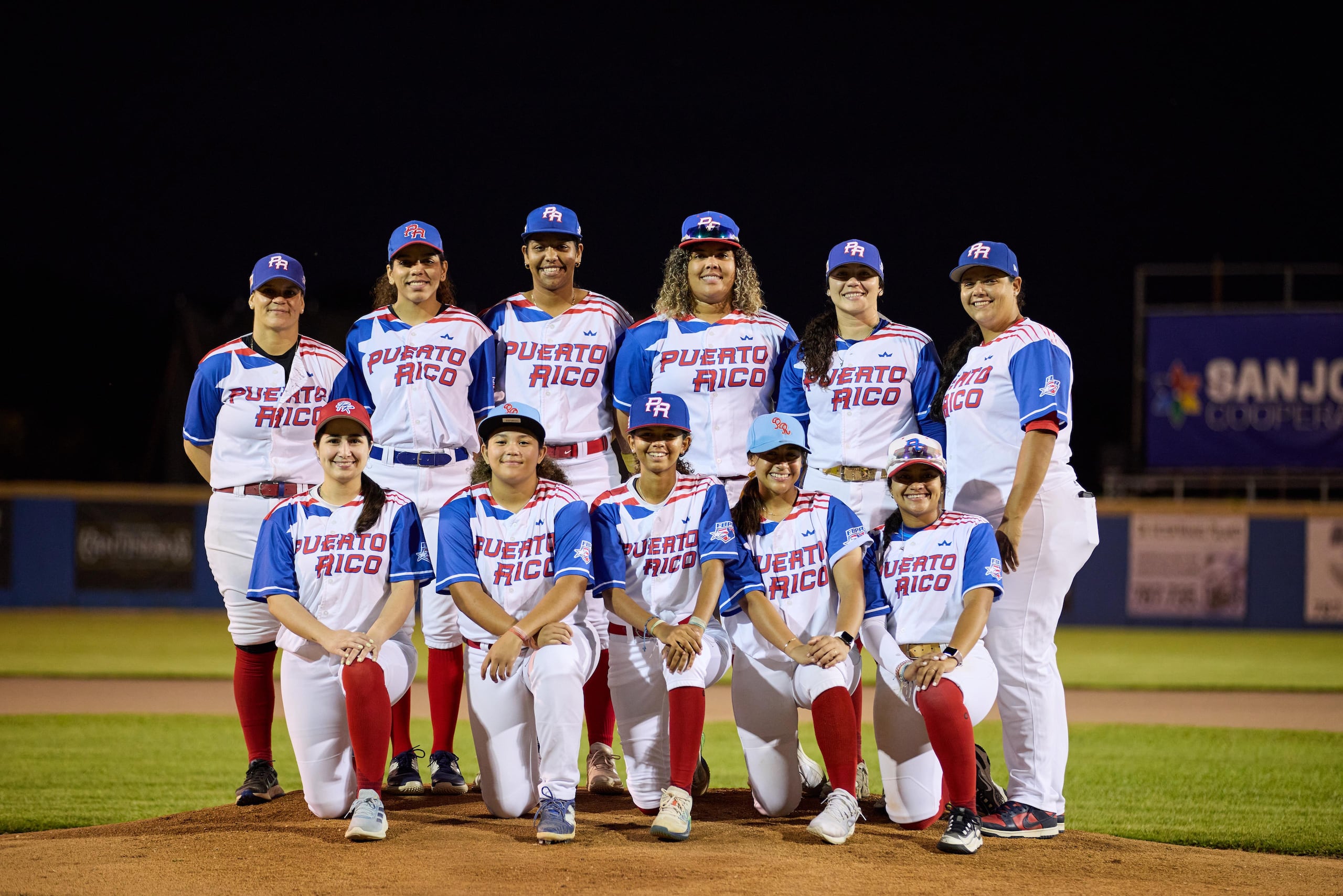 Parte del equipo de Puerto Rico de béisbol femenino.