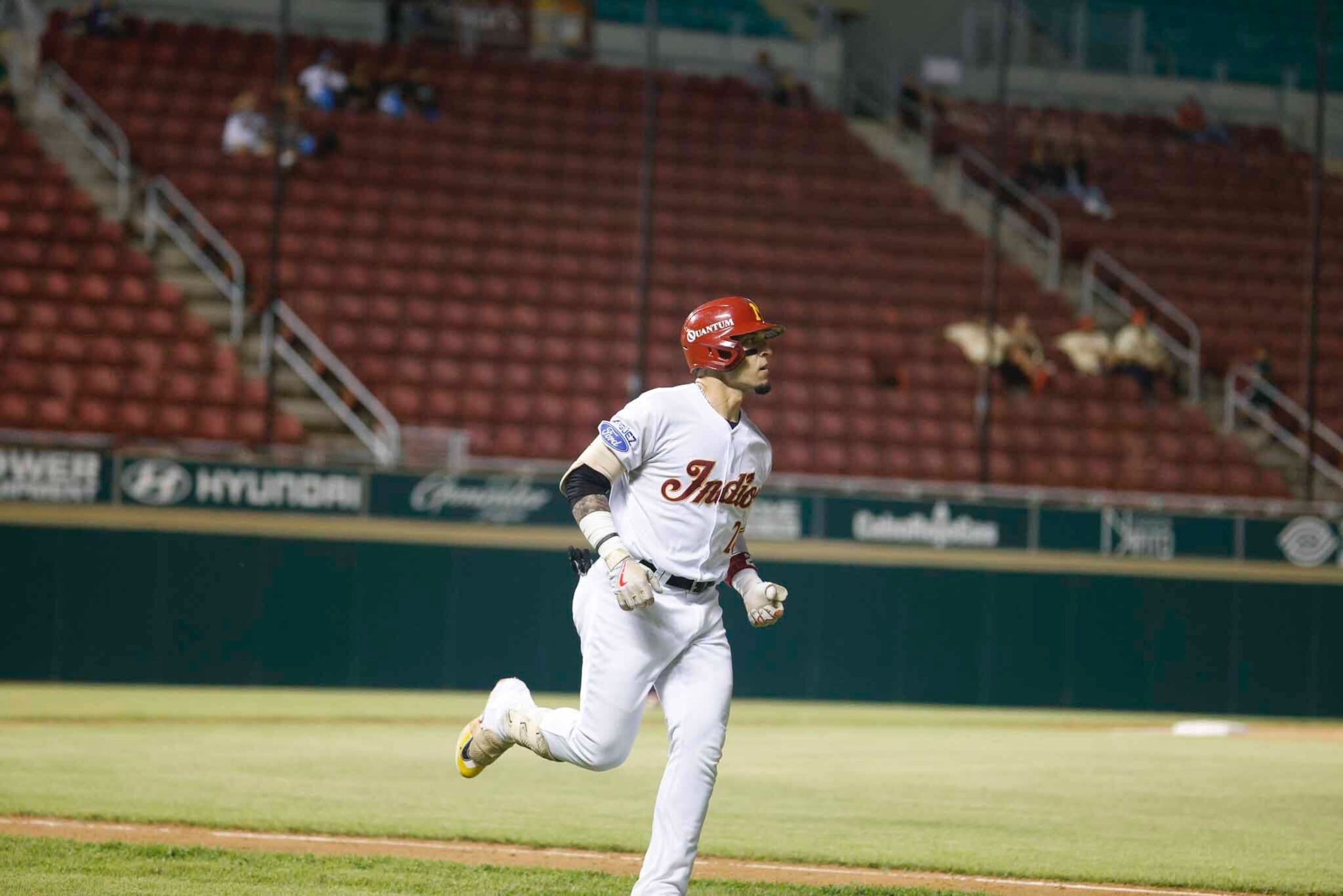 Isan Díaz pega cuadrangular en el triunfo de los Indios.