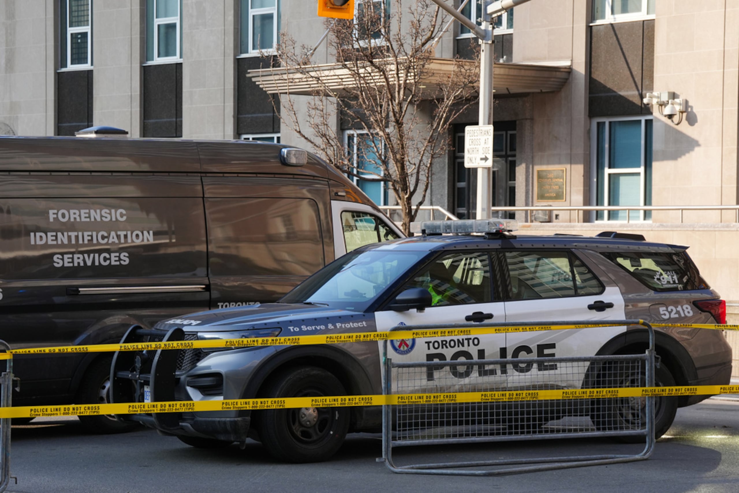 Vehículos de la Policía están estacionados frente al consulado de Estados Unidos después de que el edificio fuera alcanzado por disparos en Toronto, el martes 10 de marzo de 2026.