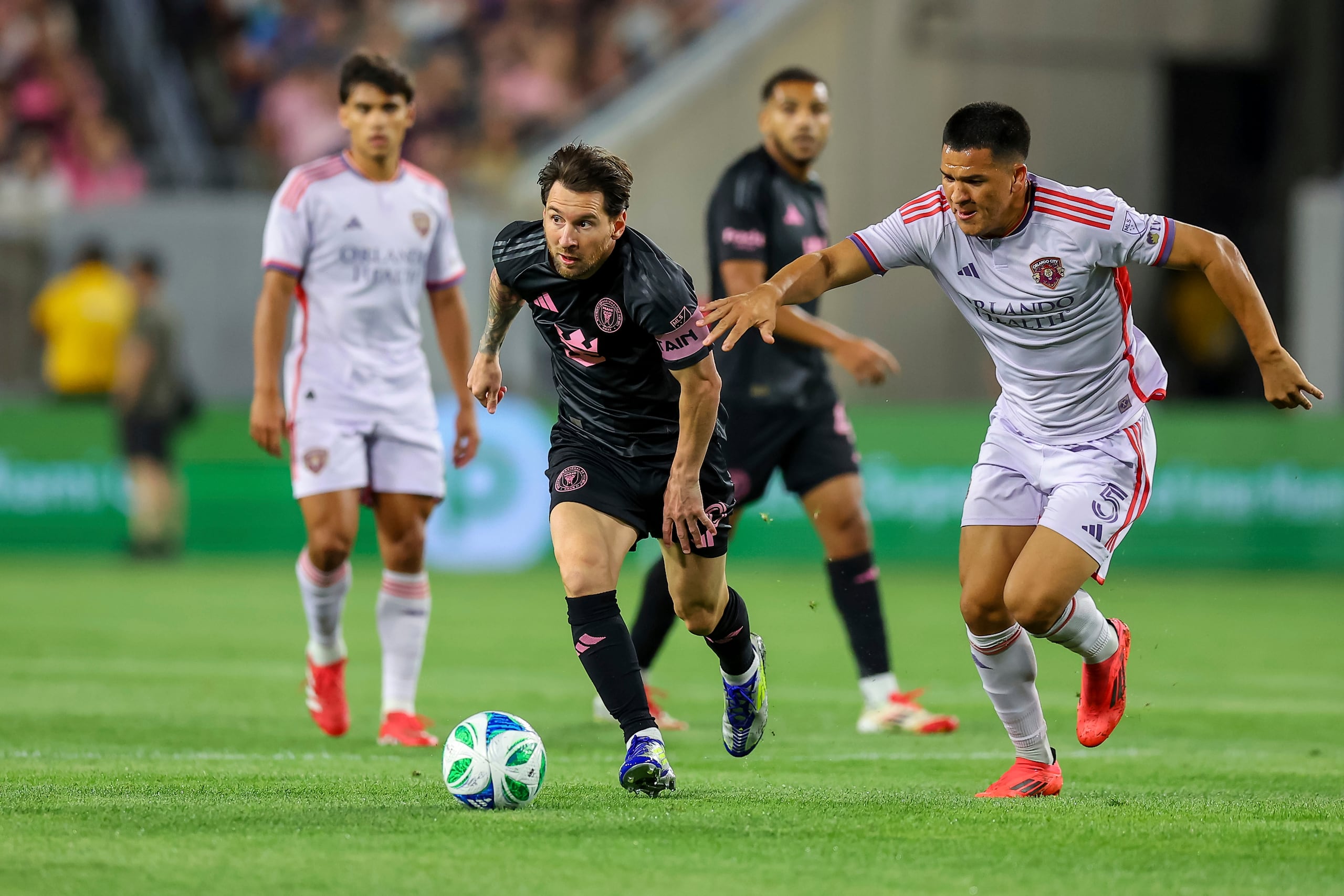 Lionel Messi acude a la ofensiva durante el partido en Orlando.