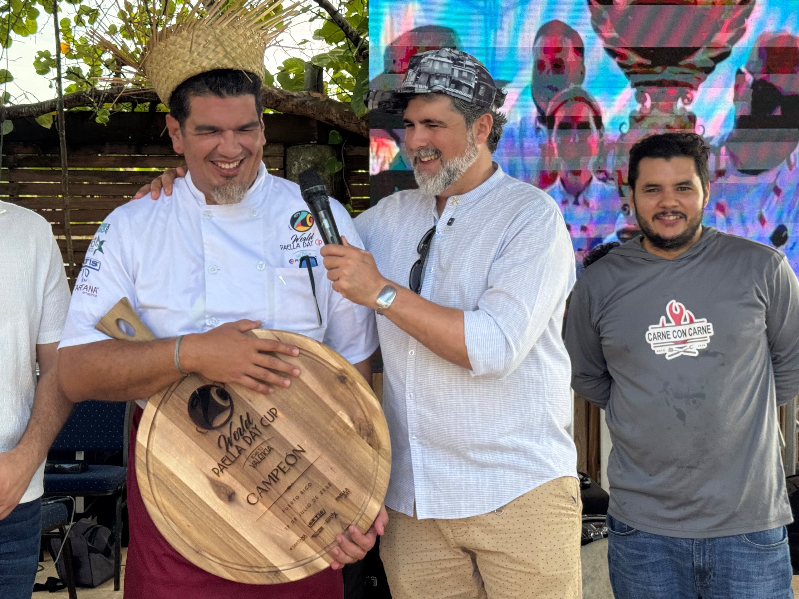 El chef Roger Sandoval Borges con su campeonato.