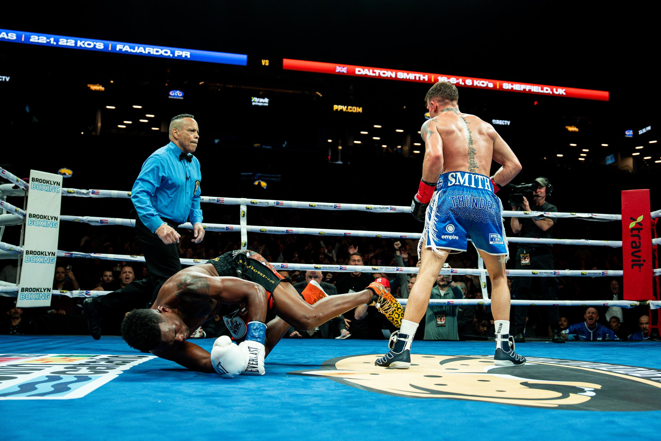 Subriel Matías en la lona frente a Dalton Smith.