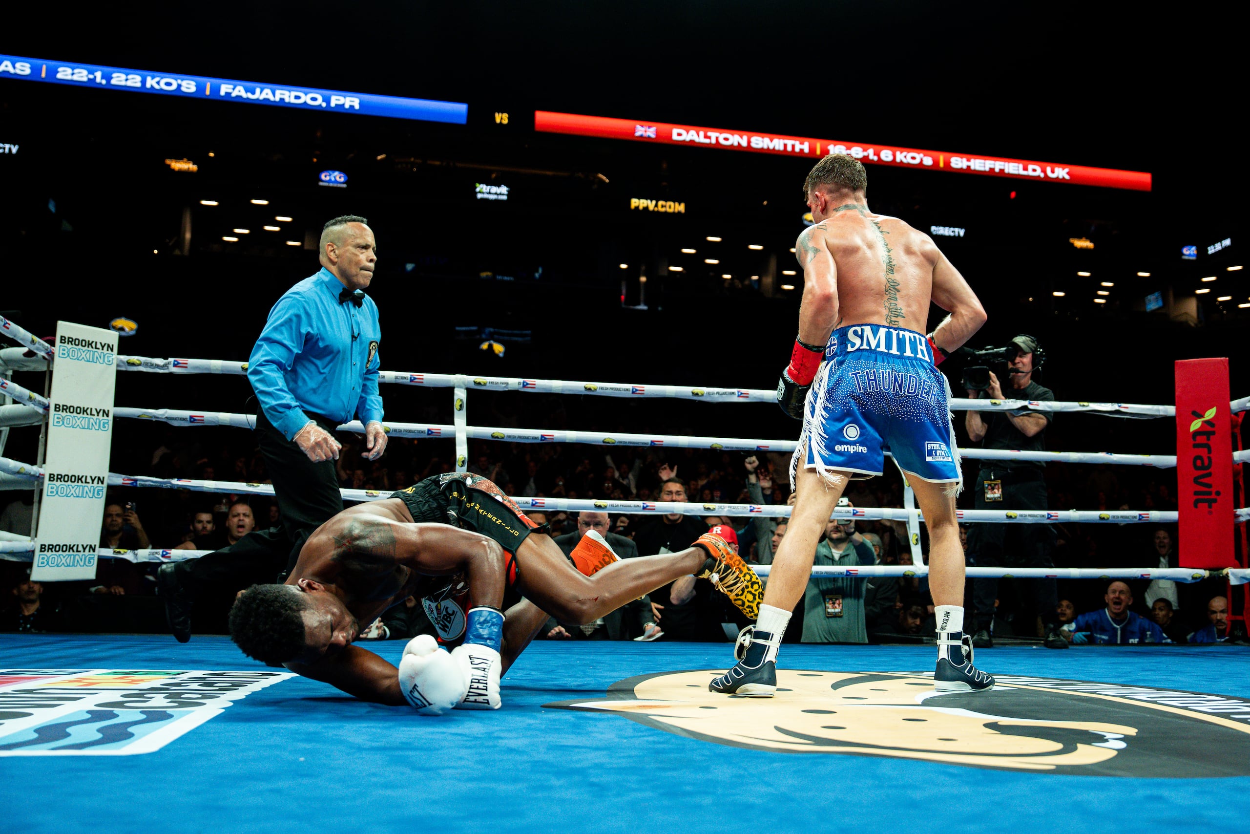 Subriel Matías en la lona frente a Dalton Smith.