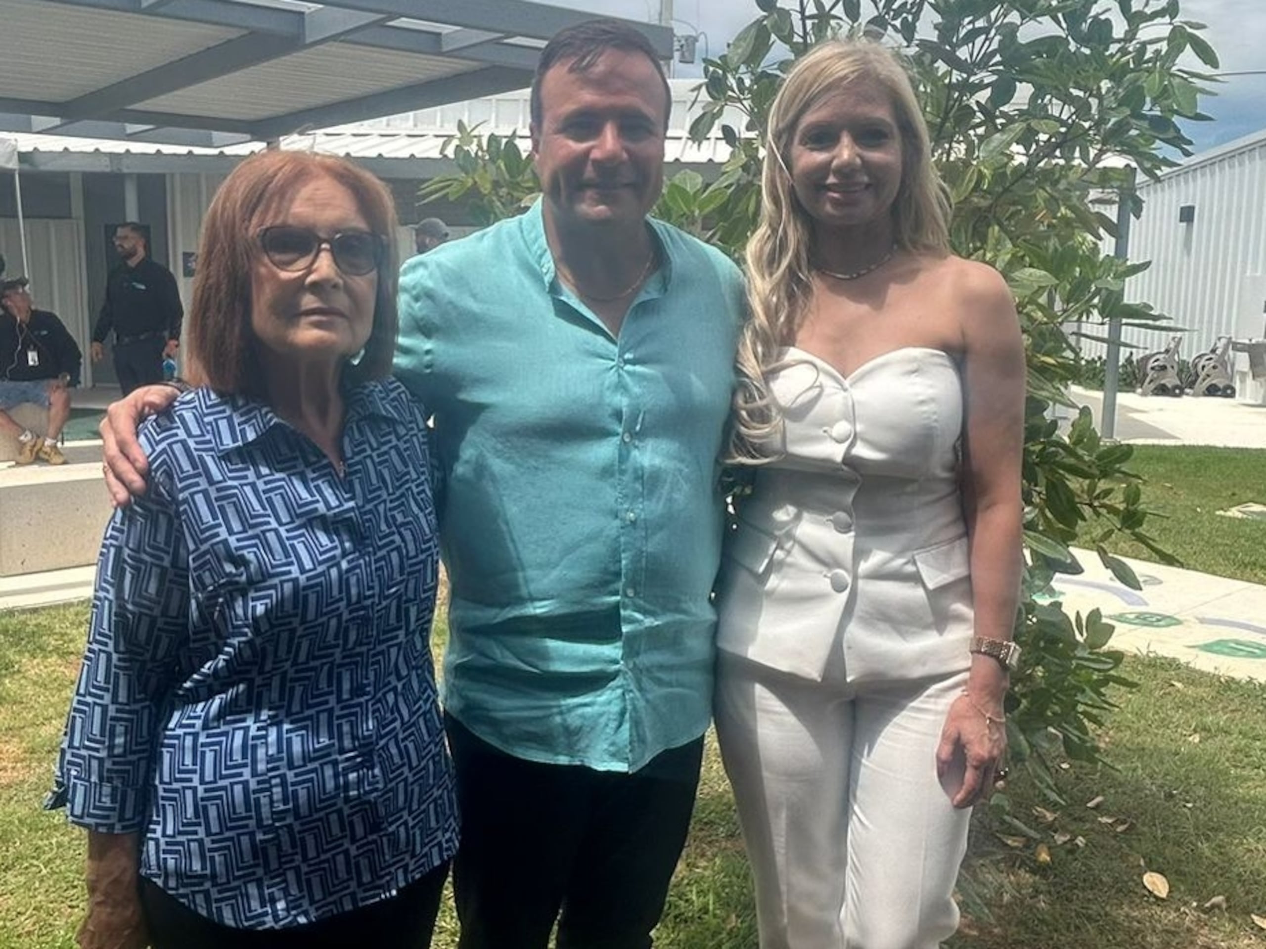 Elmer Román junto a su madre Delma González, y su novia, Grisely Lagares. Foto Edlyn Vega