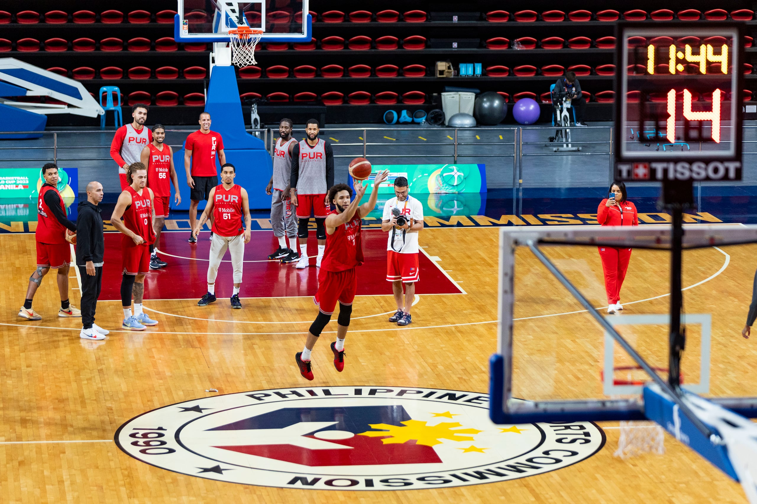 George Conditt IV hace un intento desde la media cancha, en el tradicional reto que se lanzan los jugadores al finalizar una práctica.