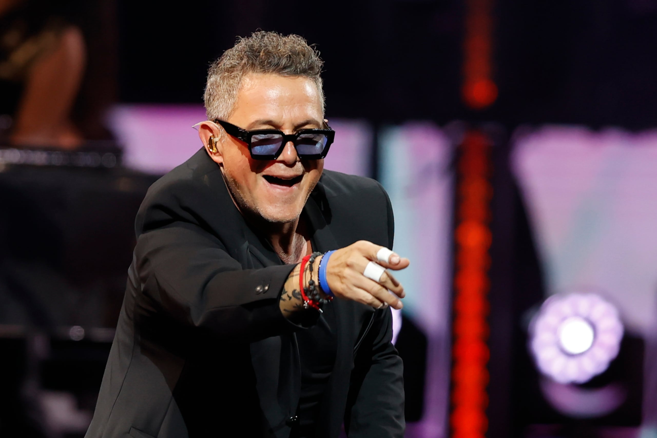 Fotografía de archivo del 25 de febrero de 2024 del cantante y compositor español Alejandro Sanz, durante su presentación en el 63º Festival Internacional de la Canción de Viña del Mar (Chile). EFE/ Adriana Thomasa