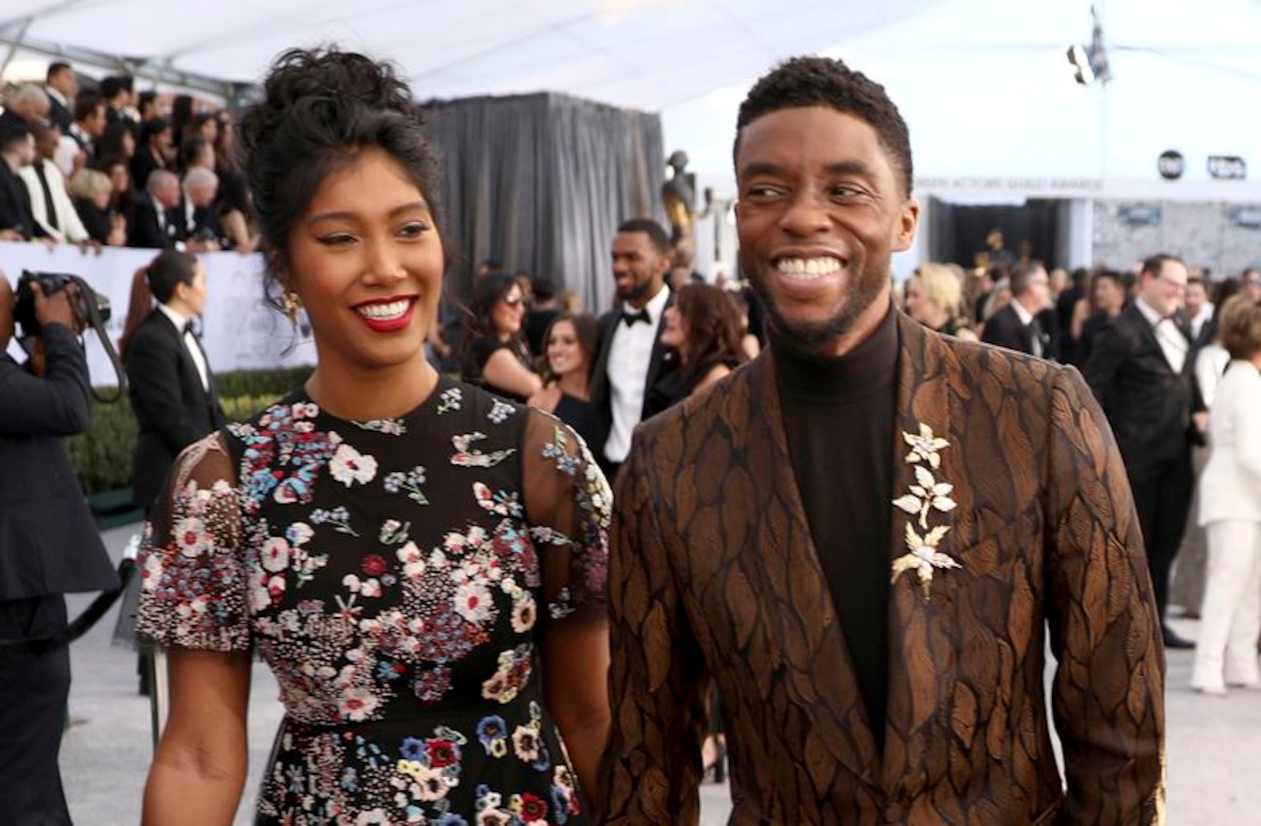 Taylor Simone Ledward y Chadwick Boseman.