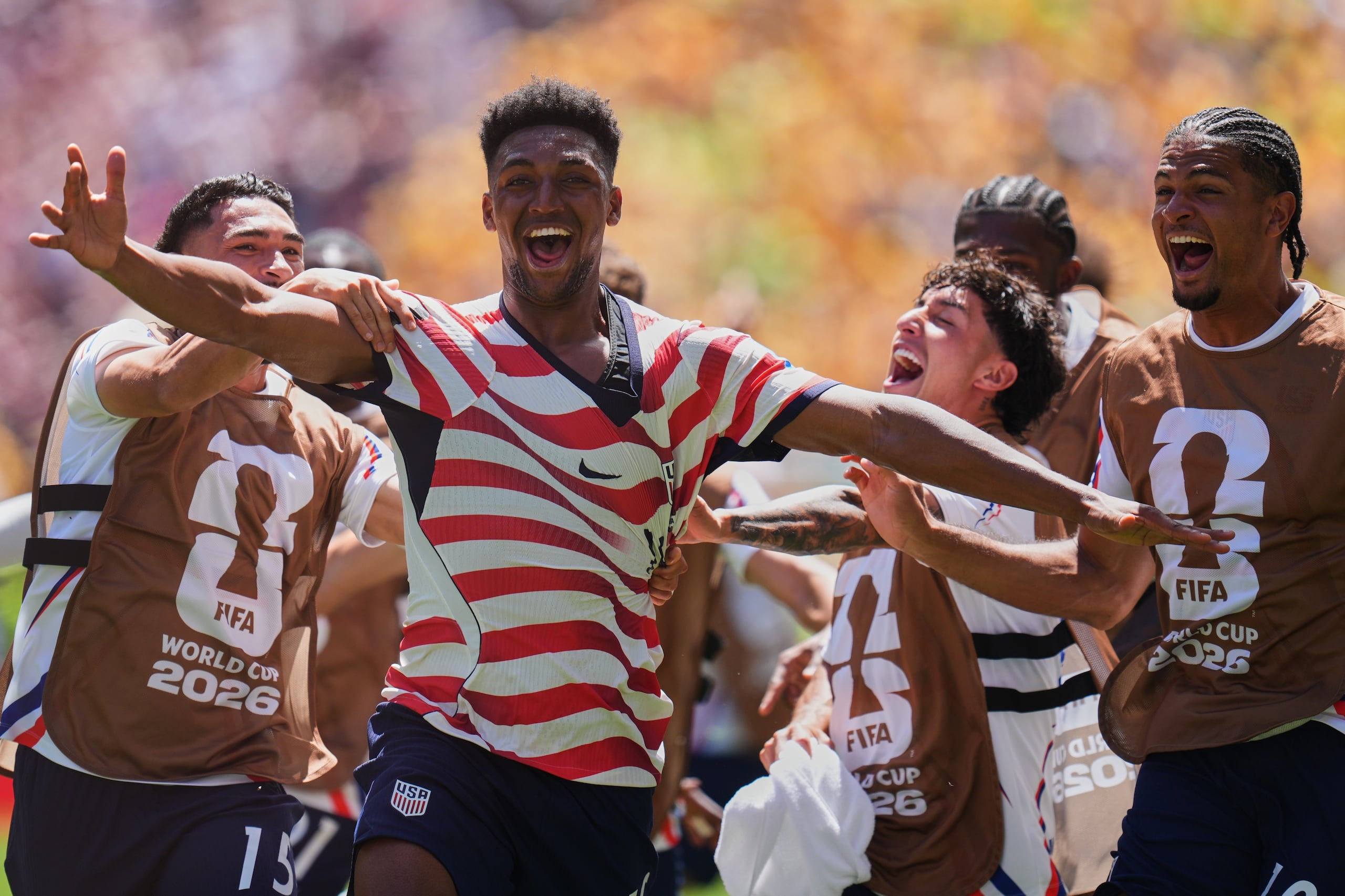 Alex Freeman celebra tras anotar el segundo gol de Estados Unidos contra Australia en el Mundial.