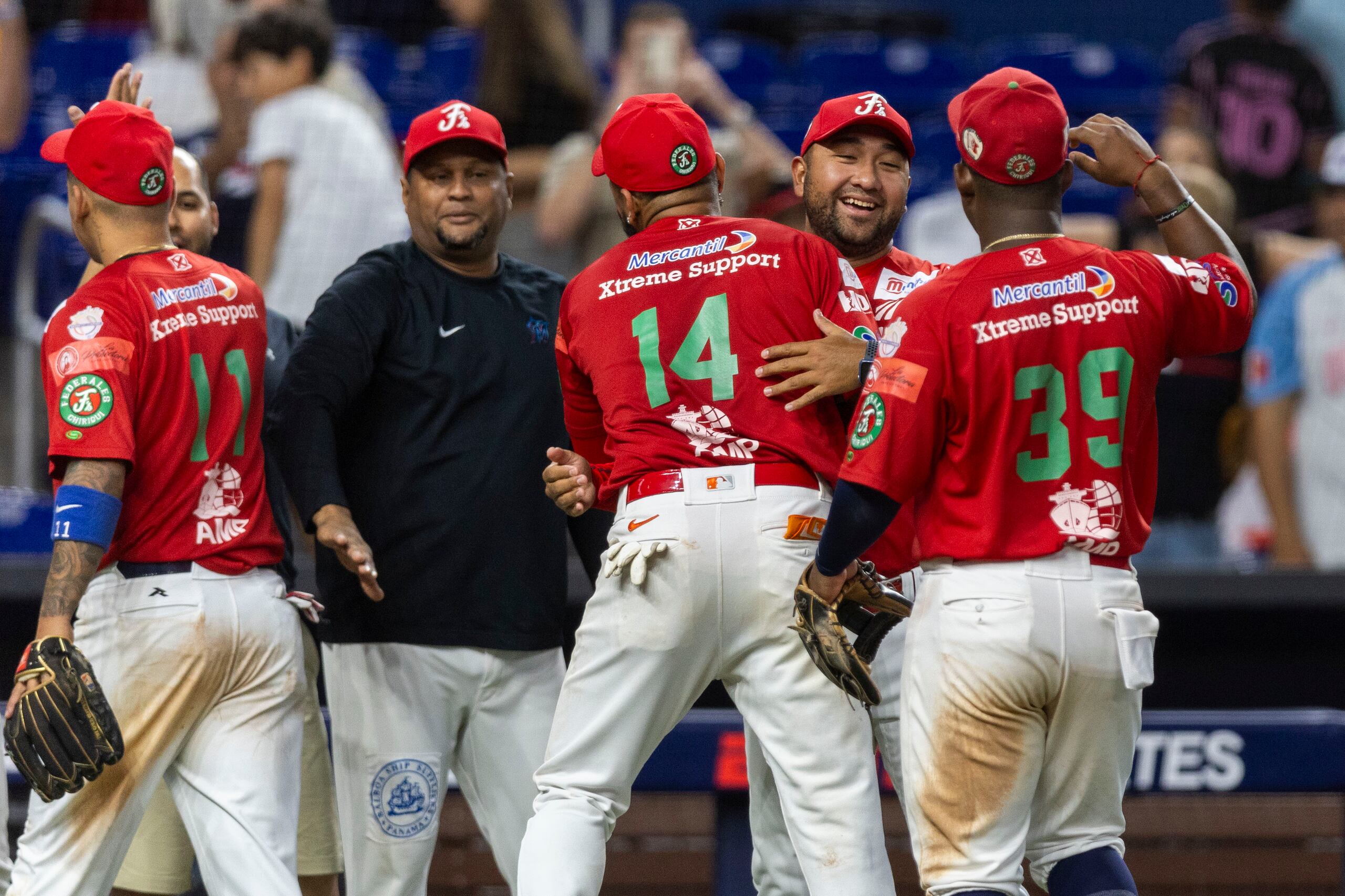 Los jugadores y cuerpo de instructores de los Federales de Chiriquí de Panamá festejan tras conseguir el tercer lugar en la Serie del Caribe.