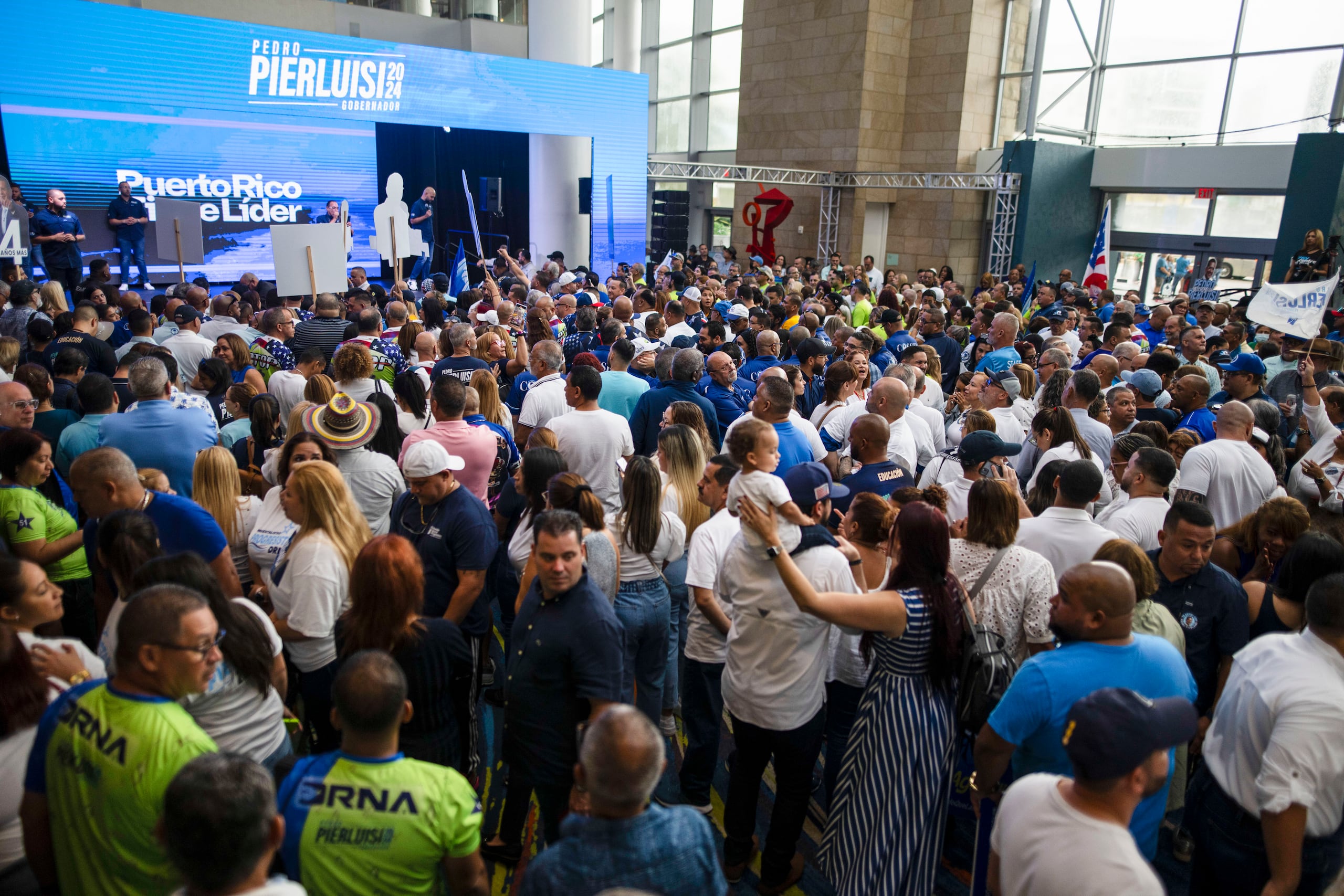 La actividad de radicación de candidatura de Pierluisi contó con un tablón de expresión en el que decenas de simpatizantes, entre estos empleados gubernamentales que firmaba en identificaban la agencia, escribían mensajes de apoyo.